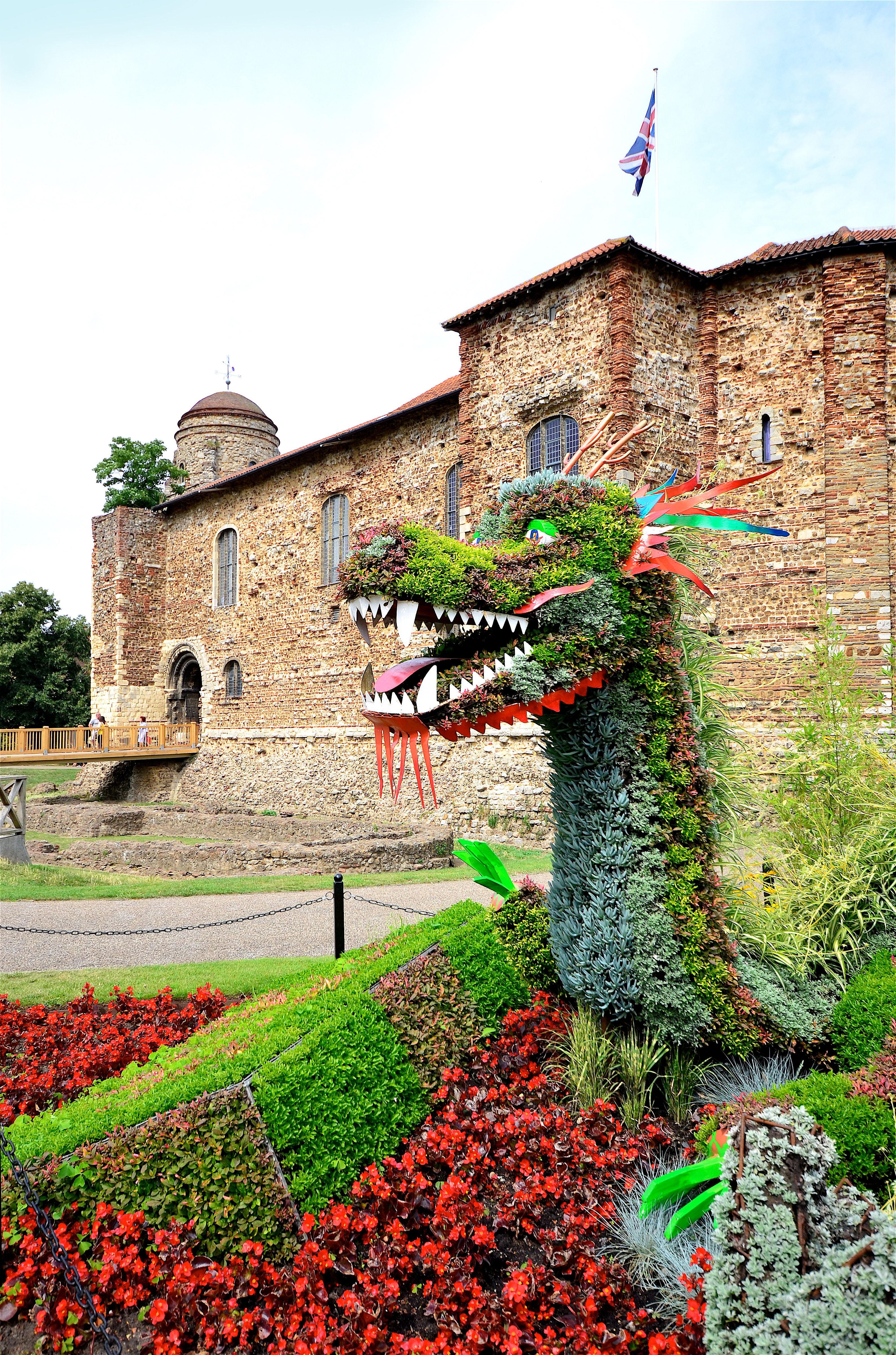 castello colchester con drago fatto di fiori
