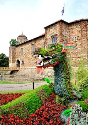 castello colchester con drago fatto di fiori