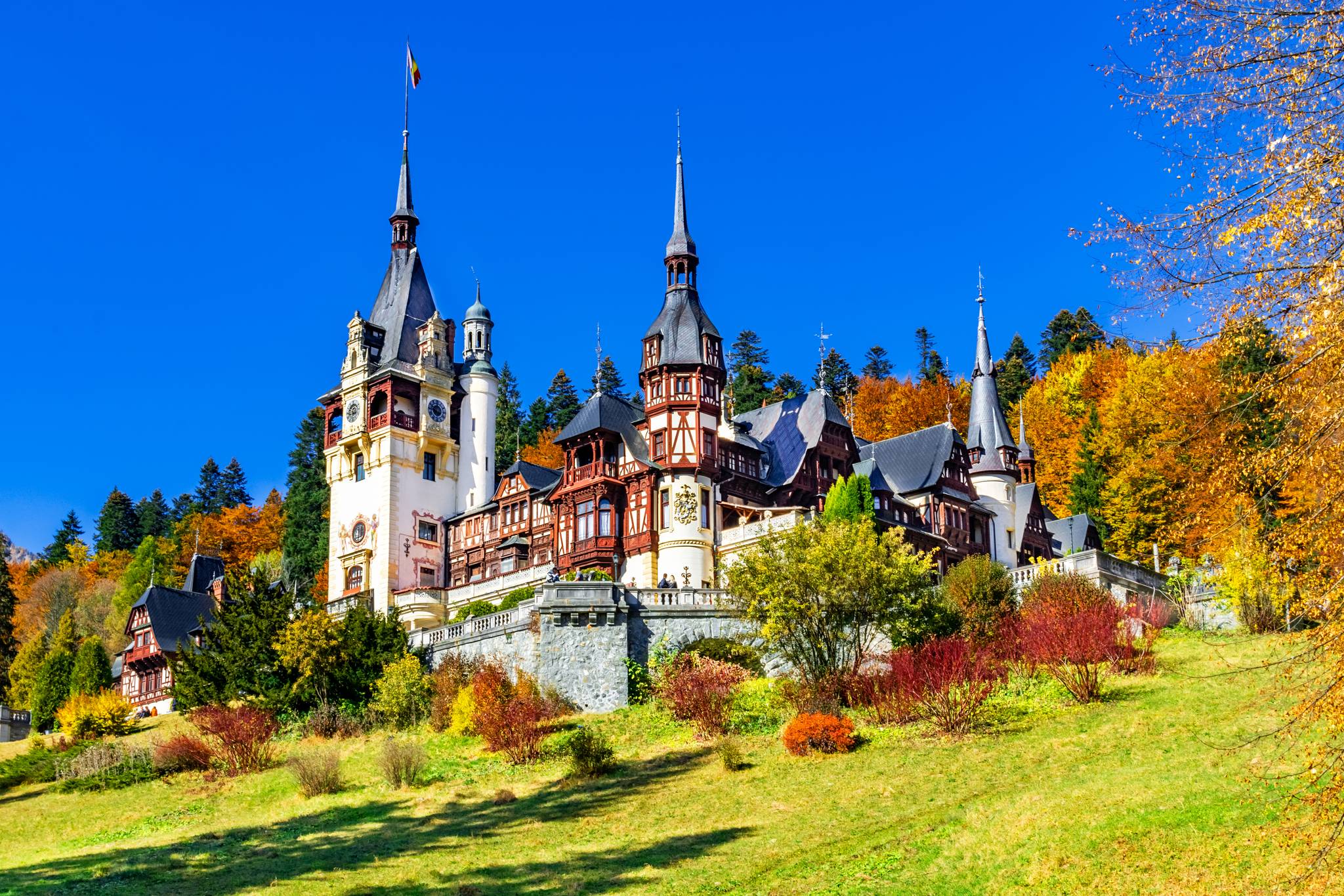 castello di peles tra le montagne romania