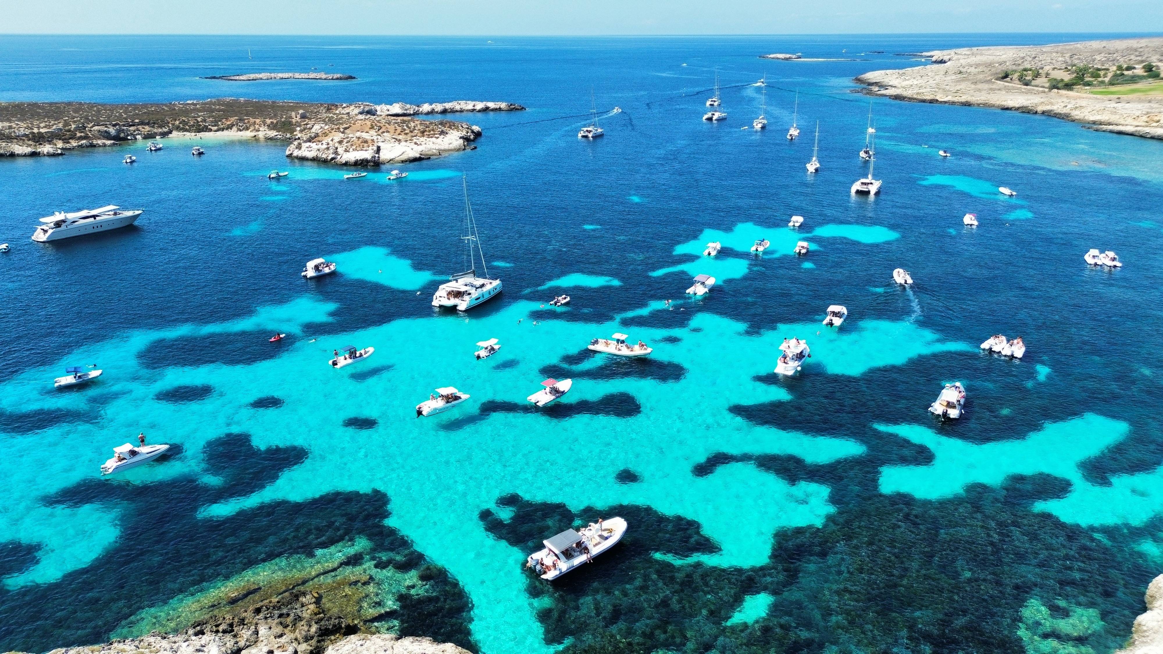 mare con barche a favignana