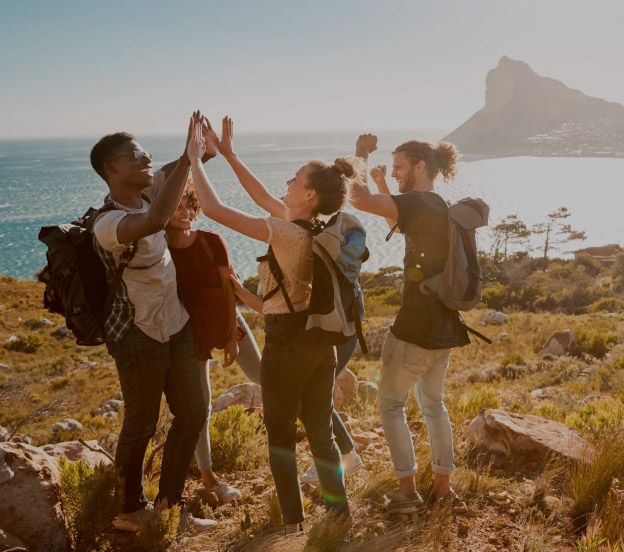 gruppo di giovani in viaggio zaino in spalla