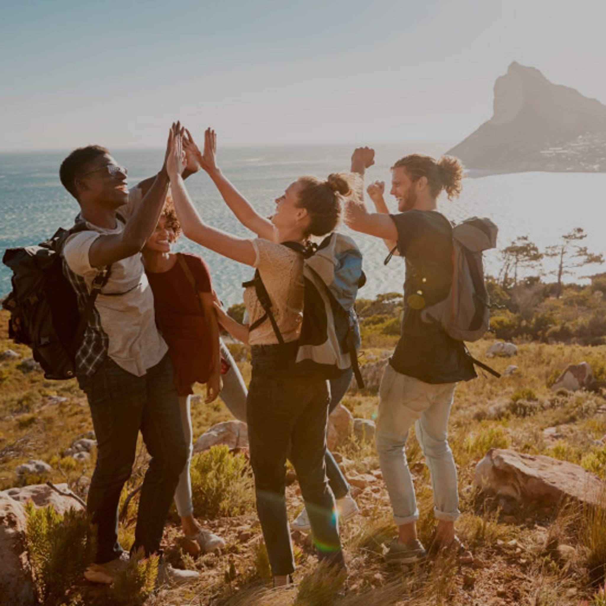 gruppo di giovani in viaggio zaino in spalla