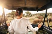 donna in safari su auto aperta