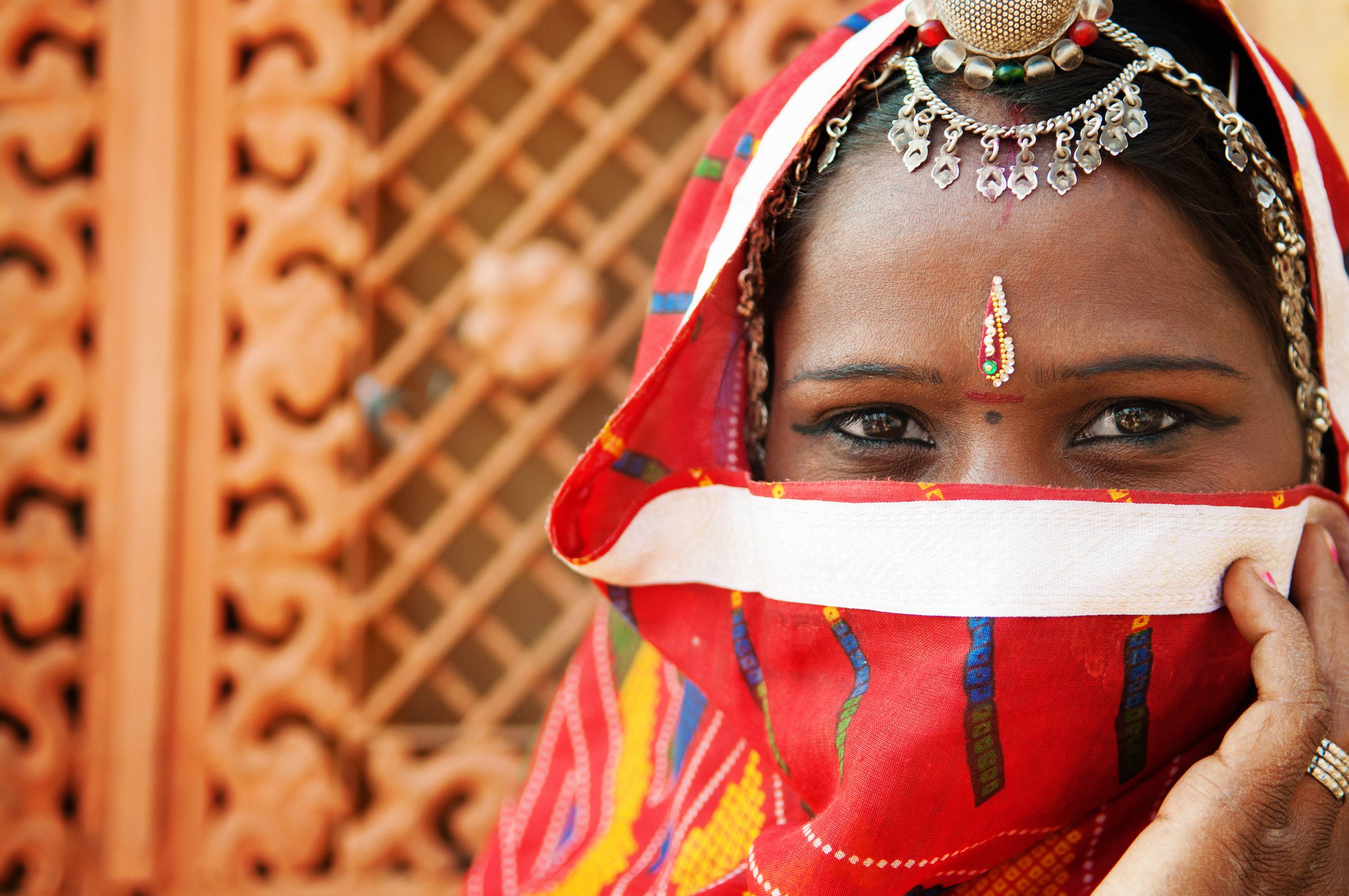 ritratto di ragazza indiana con abiti tradizionali