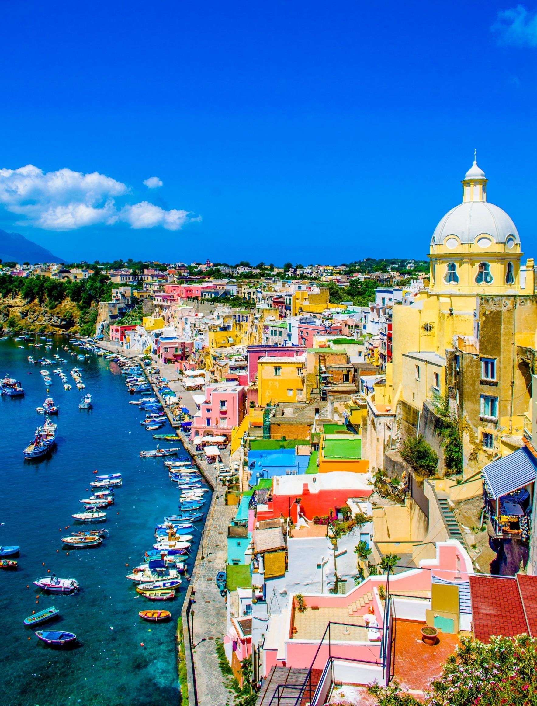 porto con case colorate procida