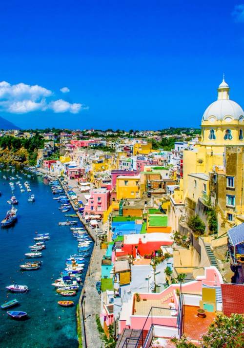porto con case colorate procida