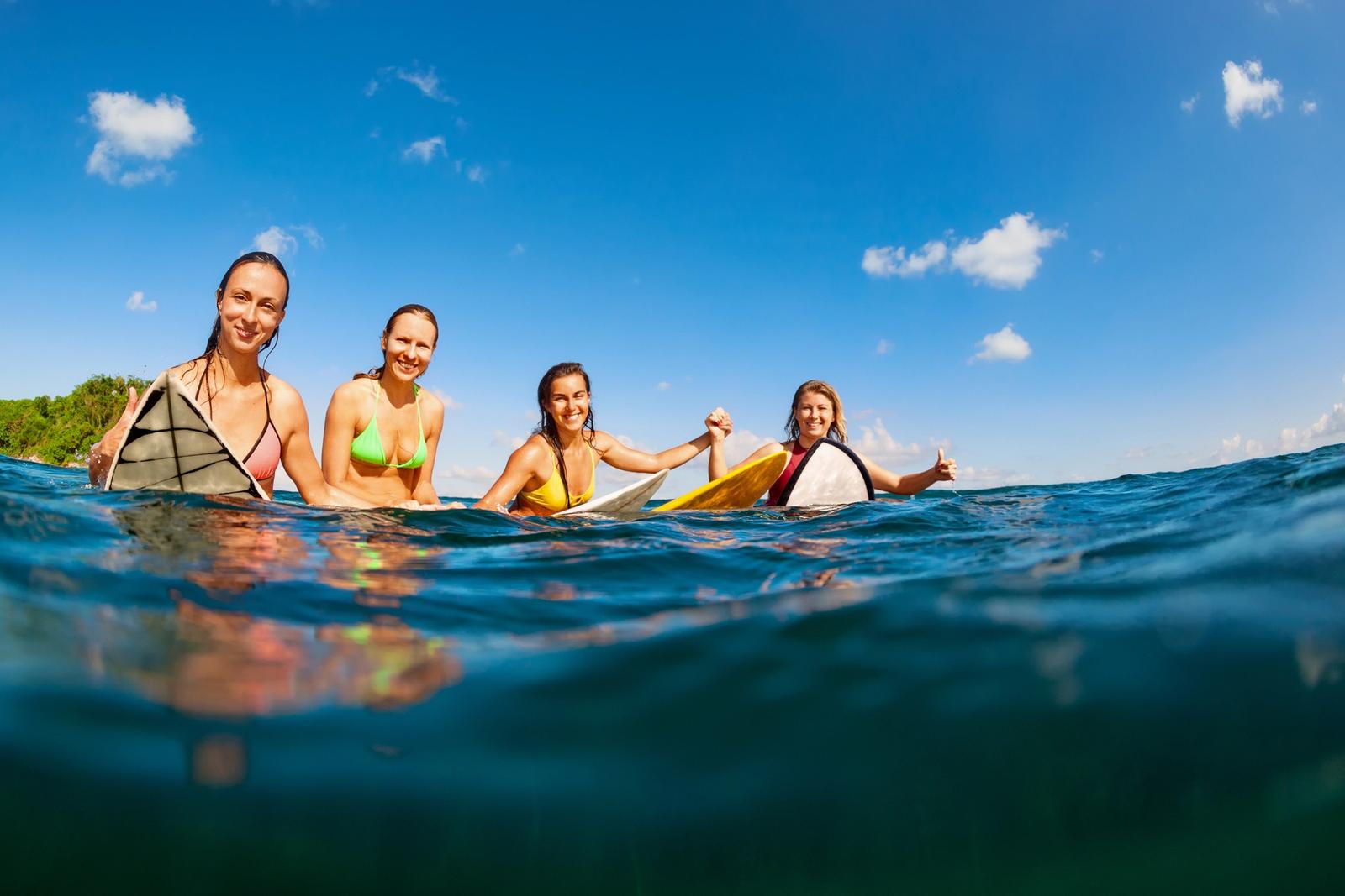 gruppo di ragazze che pratica surf