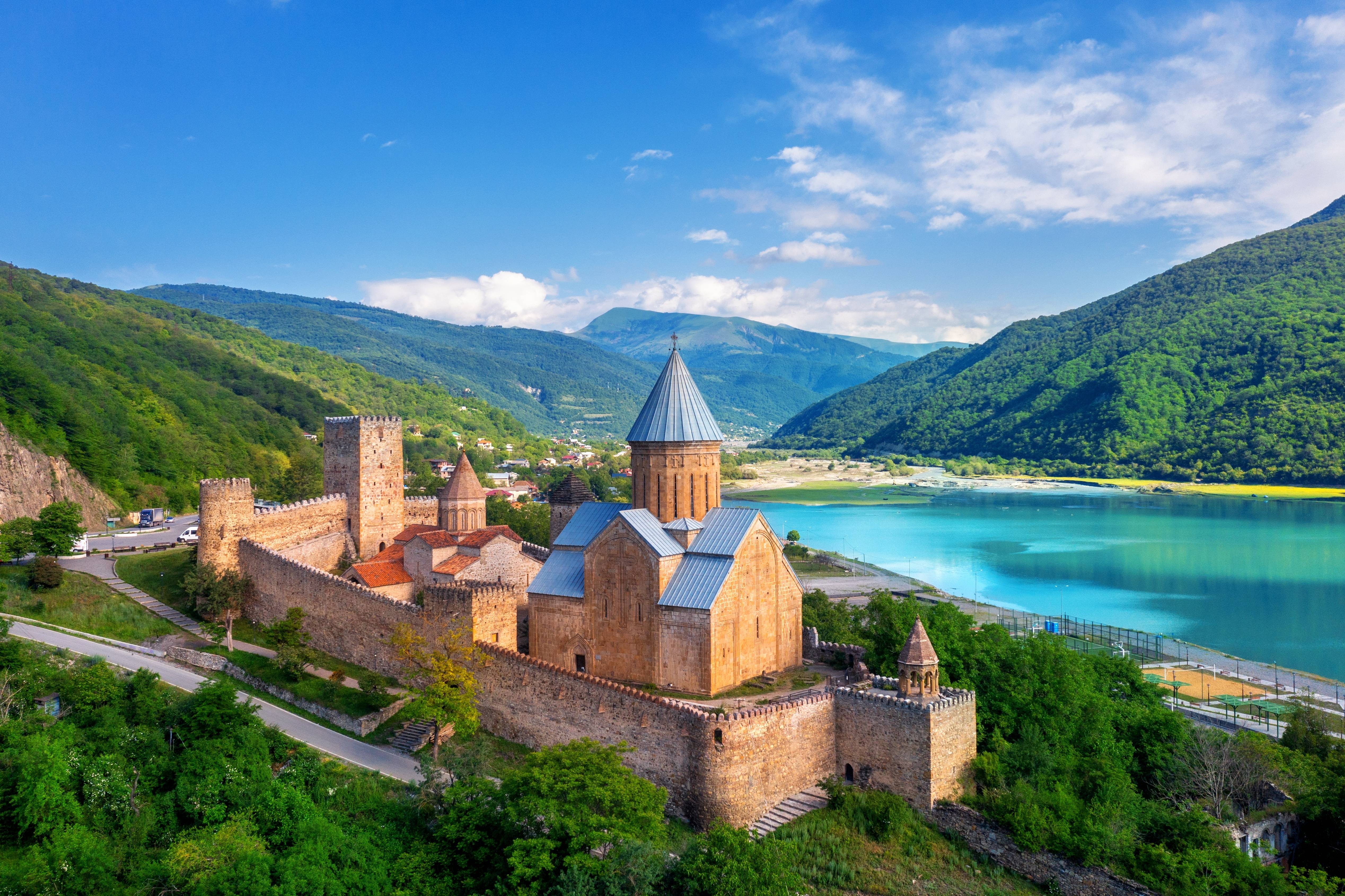 castello ad ananuri georgia