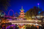 pagoda giardini di tivoli illuminata di notte
