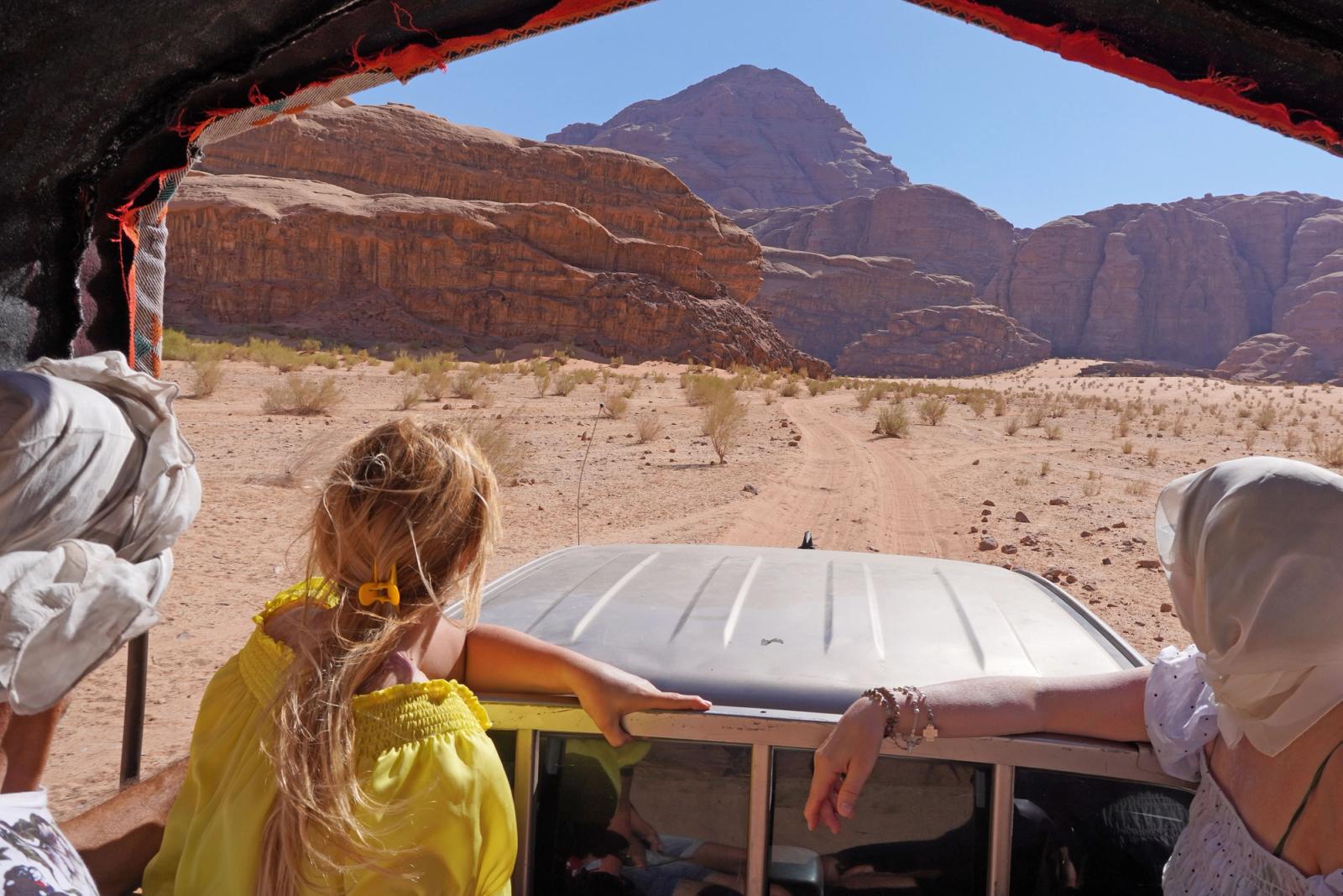 donne in macchina nel deserto del wadi rum