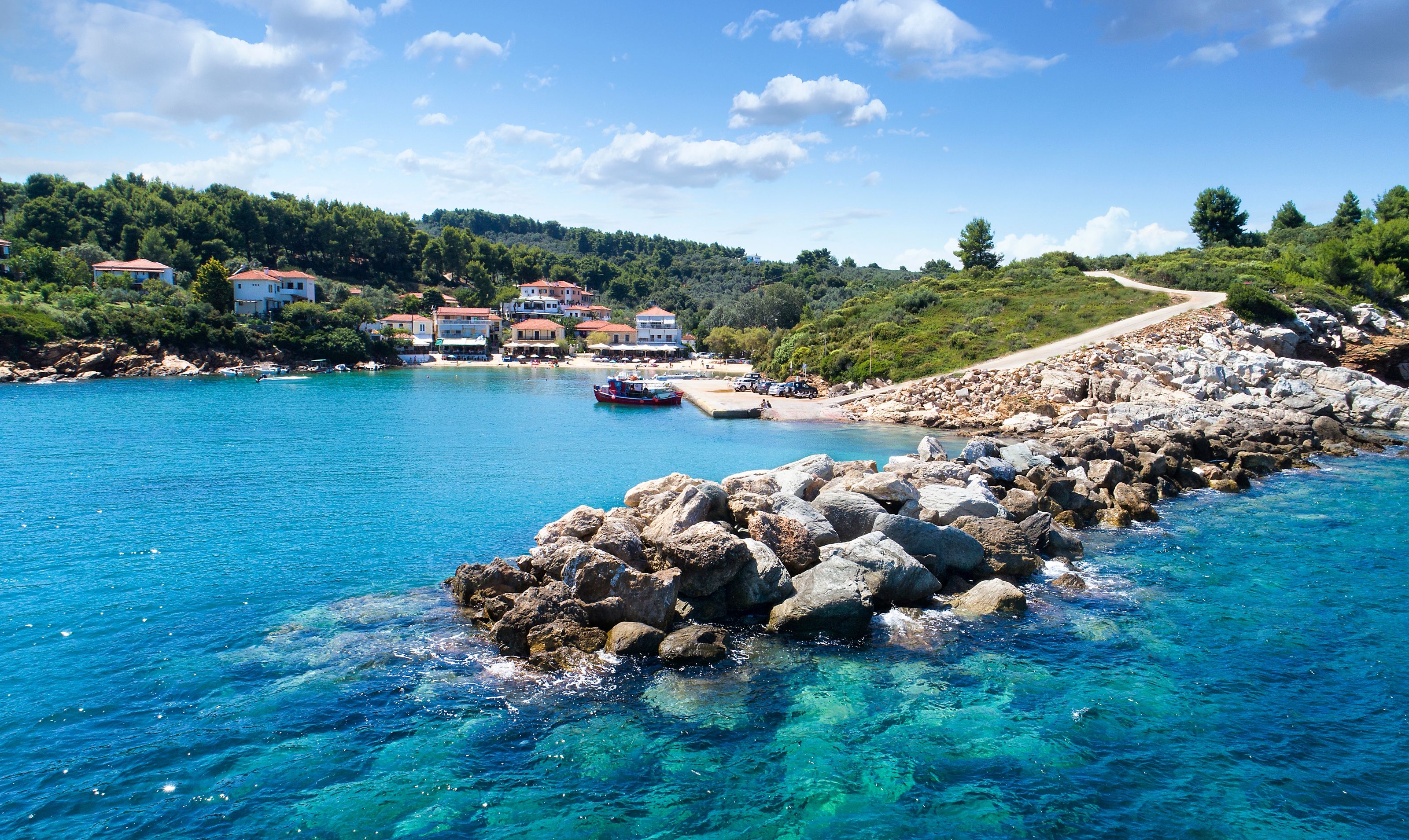 Villaggio di pescatori di Katigiorgis mare e barche in Grecia