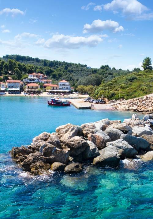 Villaggio di pescatori di Katigiorgis mare e barche in Grecia
