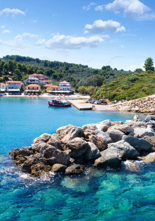 Villaggio di pescatori di Katigiorgis mare e barche in Grecia