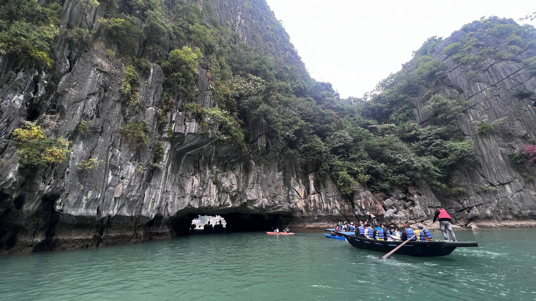 isole rocciose baia di halong