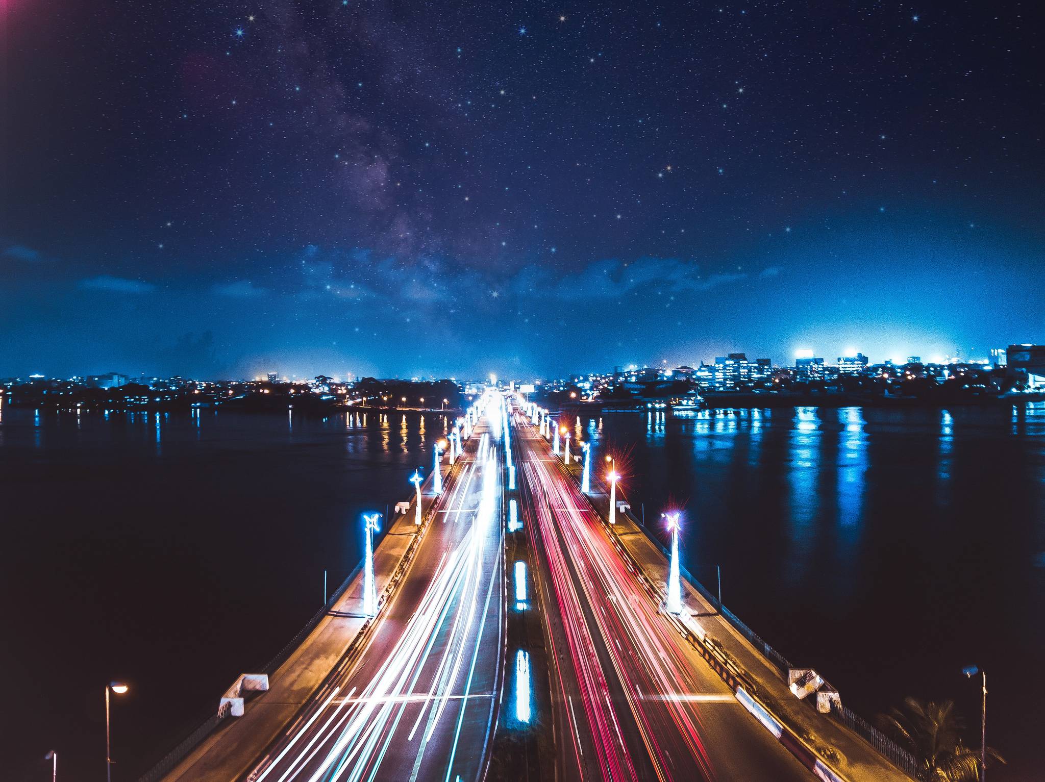 strada di abidjan illuminata di notte