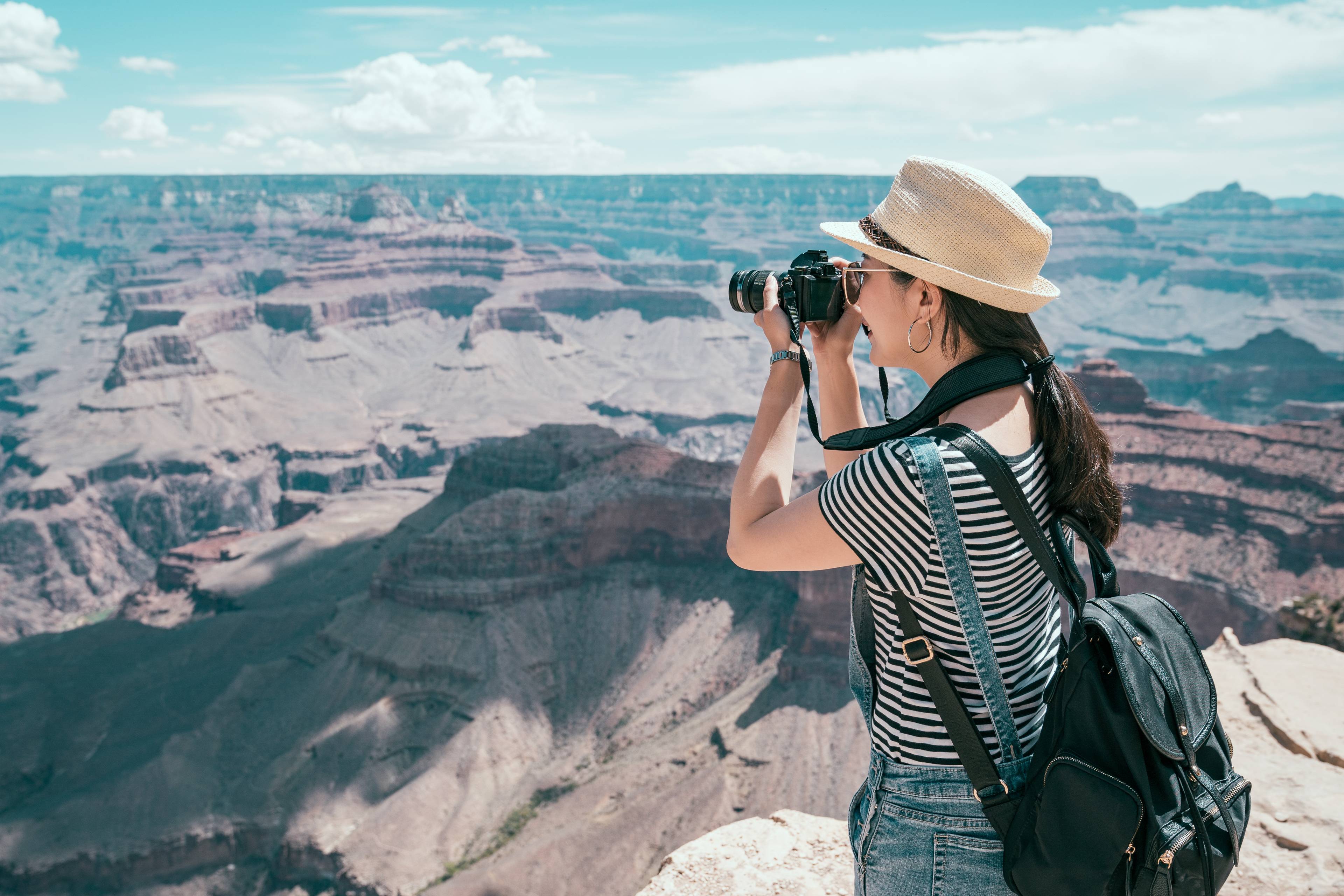 ragazza scatta foto con macchina fotografica sul gran canyon