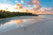 coppia al tramonto in spiaggia alle maldive