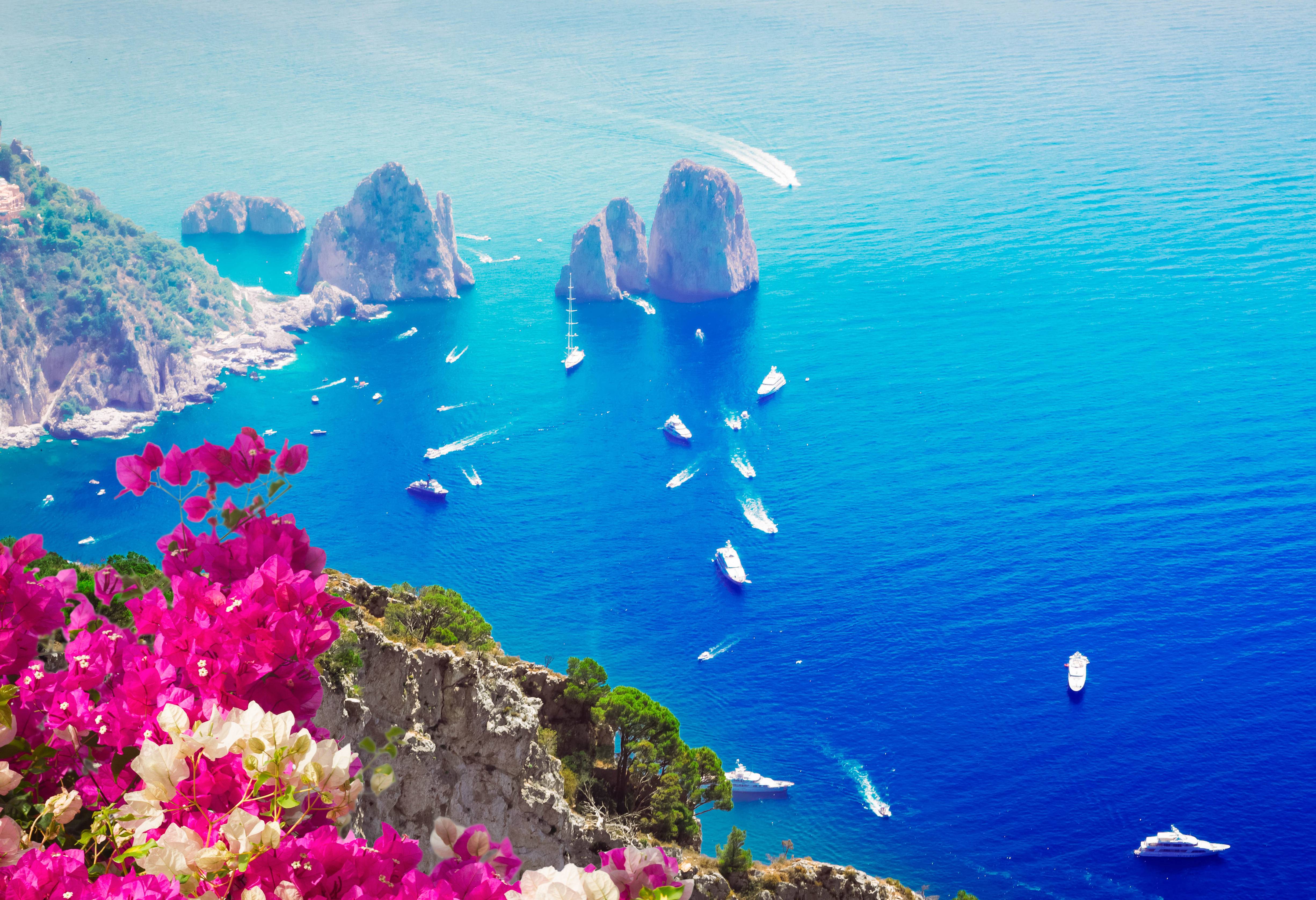 barche fra i faraglioni di capri