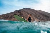 ragazza fa surf a fuerteventura
