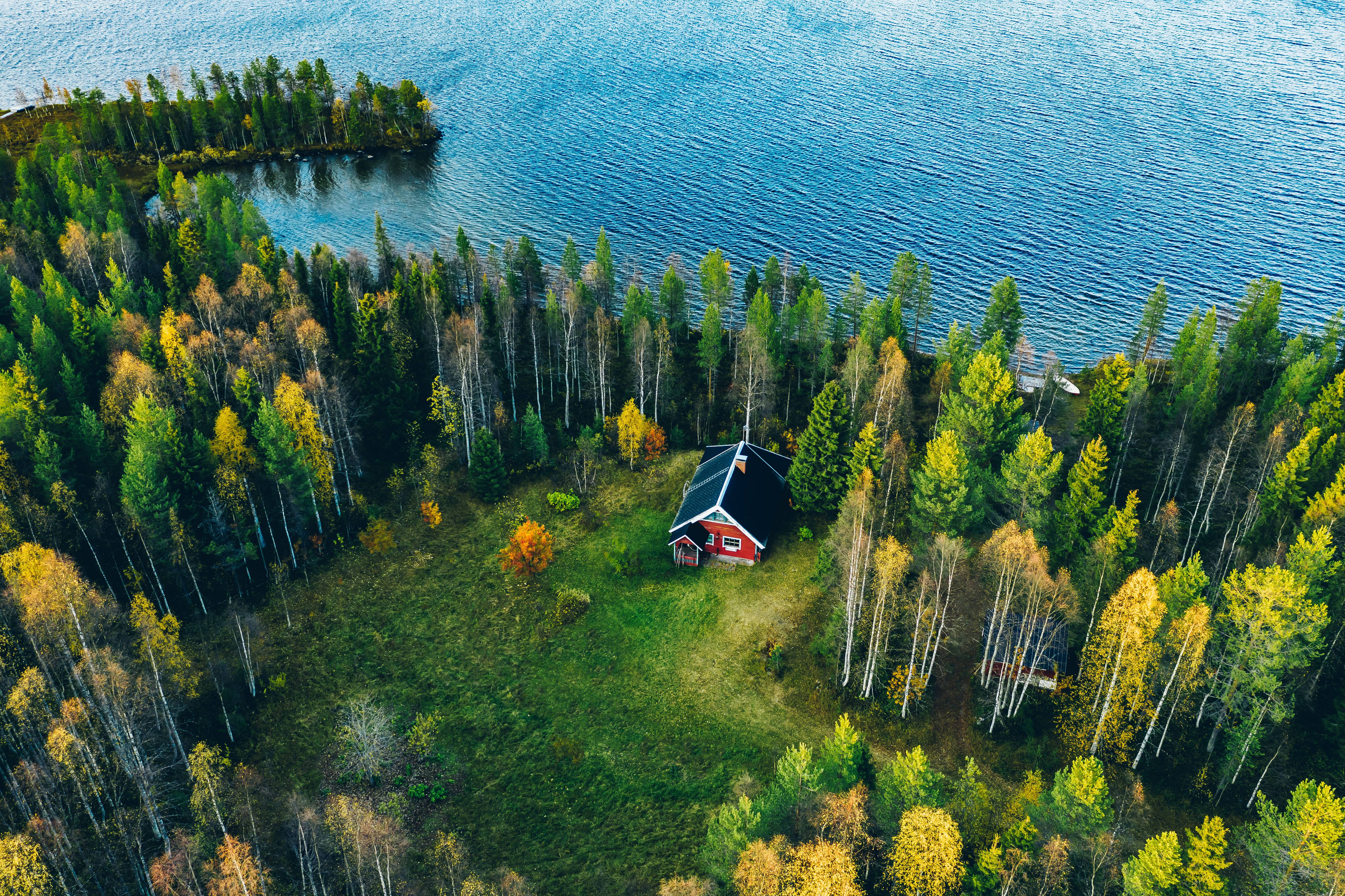 casa rossa nella foresta sul mare finlandia