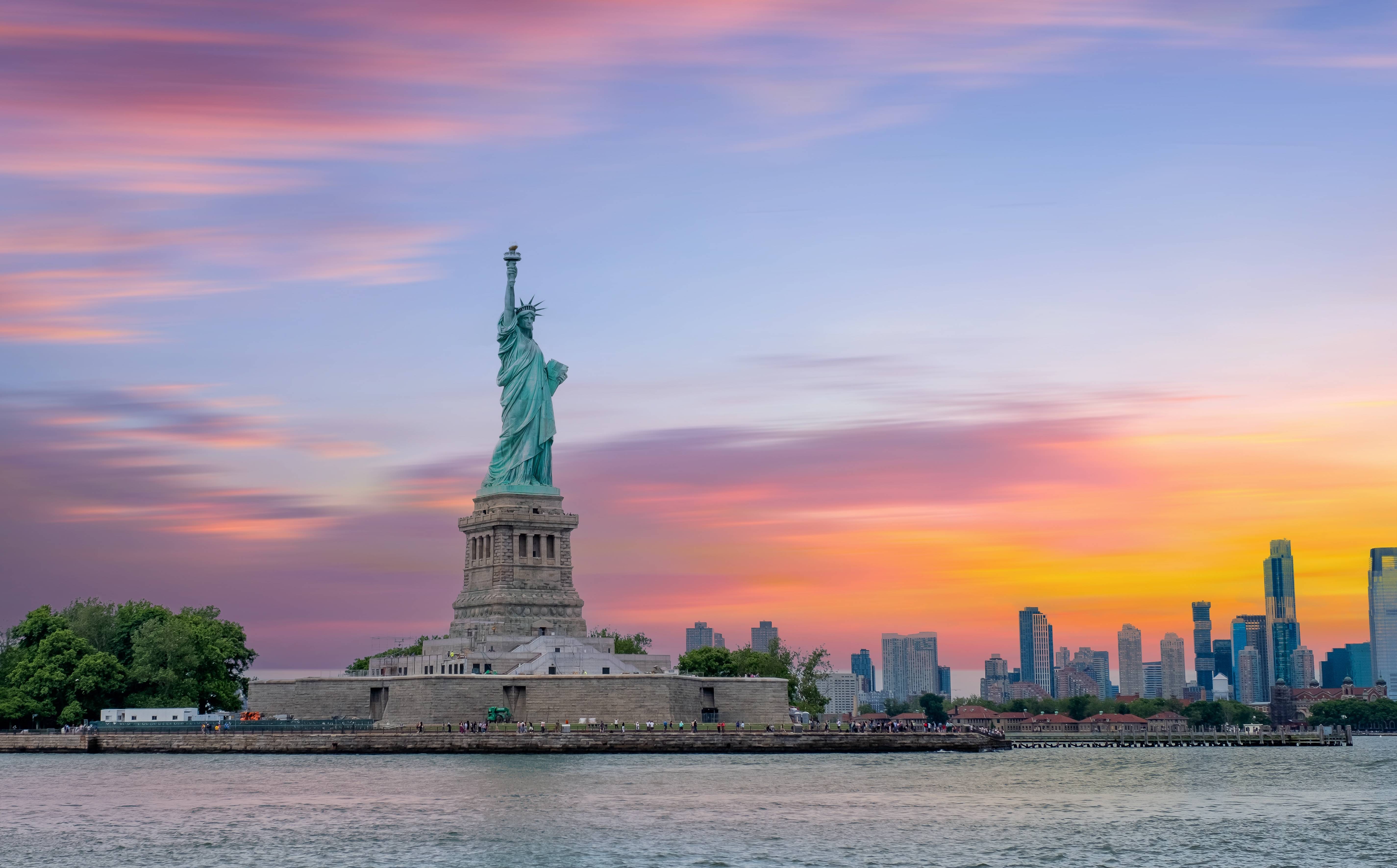 statua della liberta al tramonto