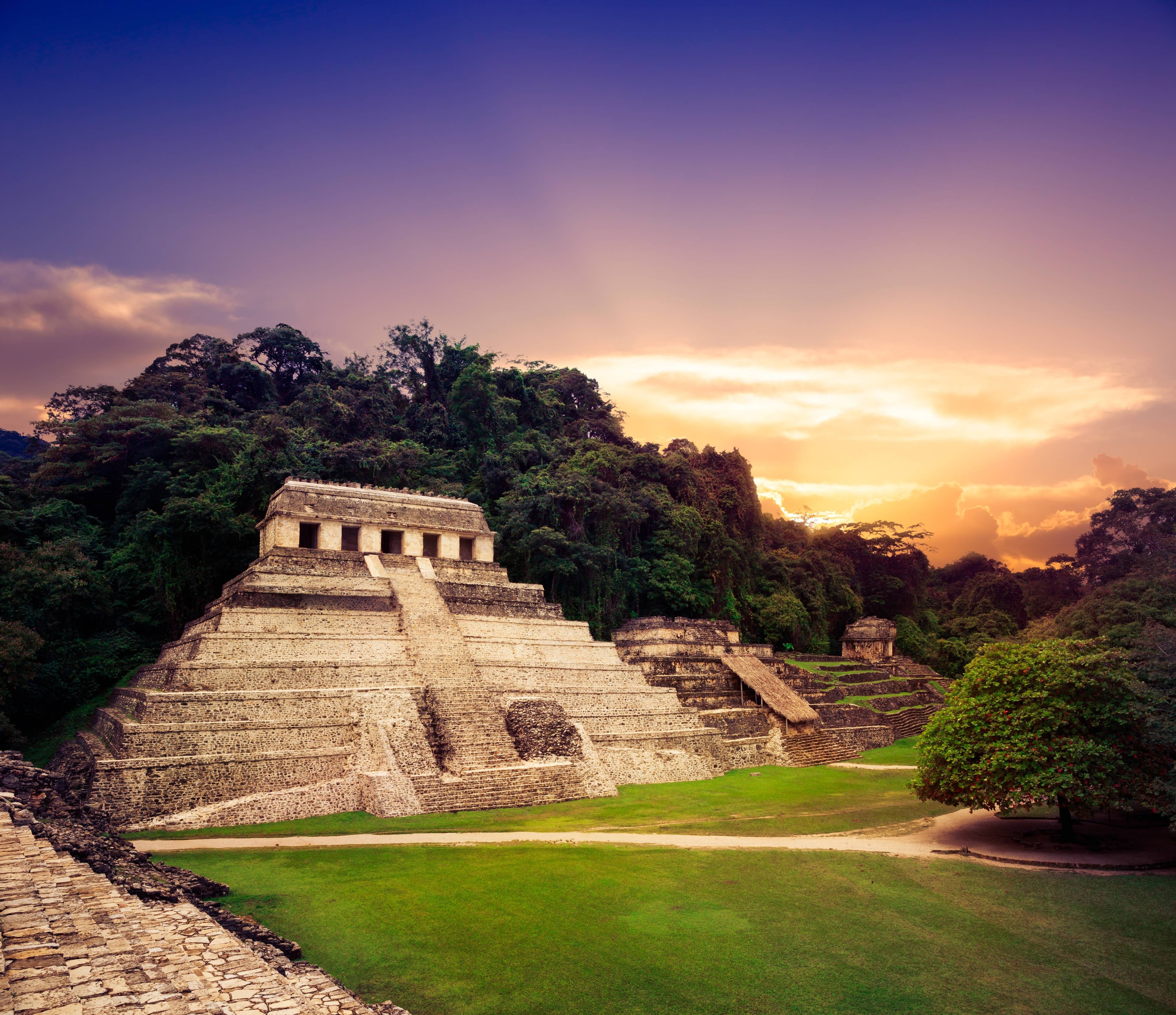 Piramide a gradoni Maya in Messico