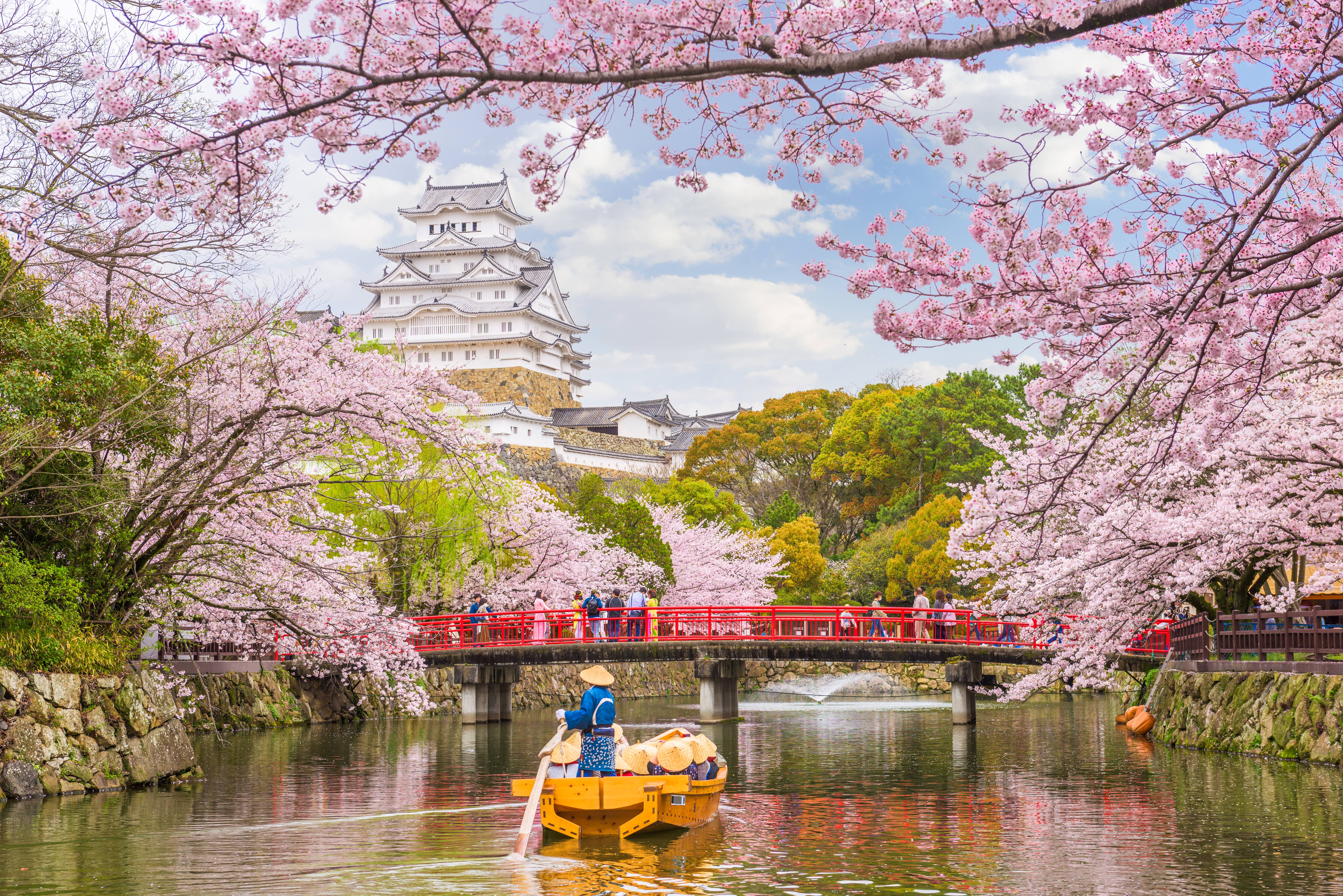 castello di himeji giappone con uomo su gondola