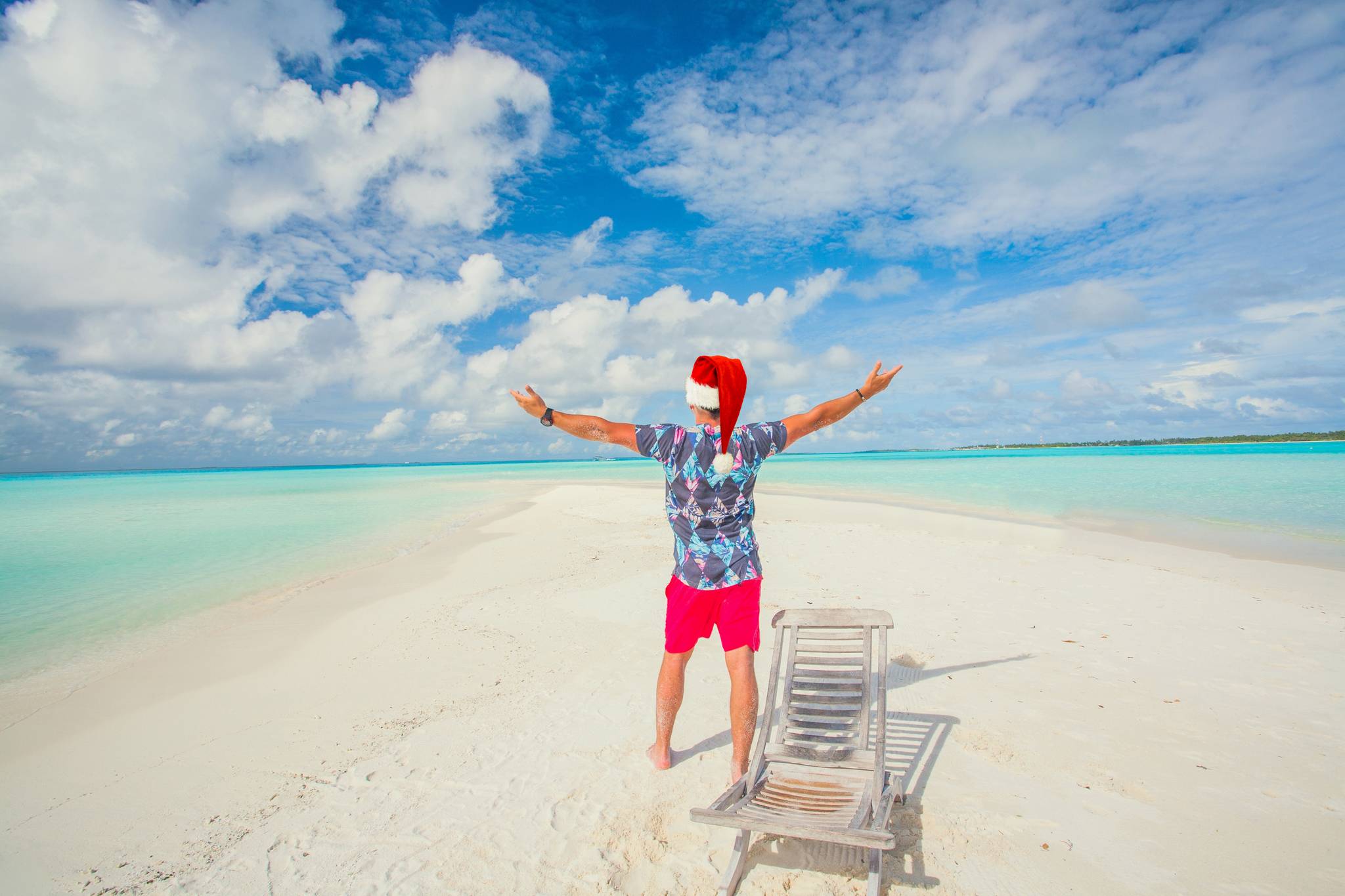 uomo festeggia il natale in spiaggia a zanzibar