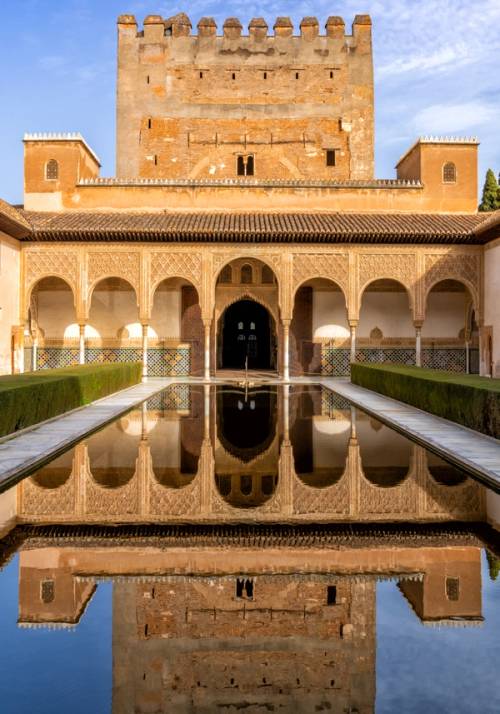 vista di un giardino storico dall interno di un palazzo a granada