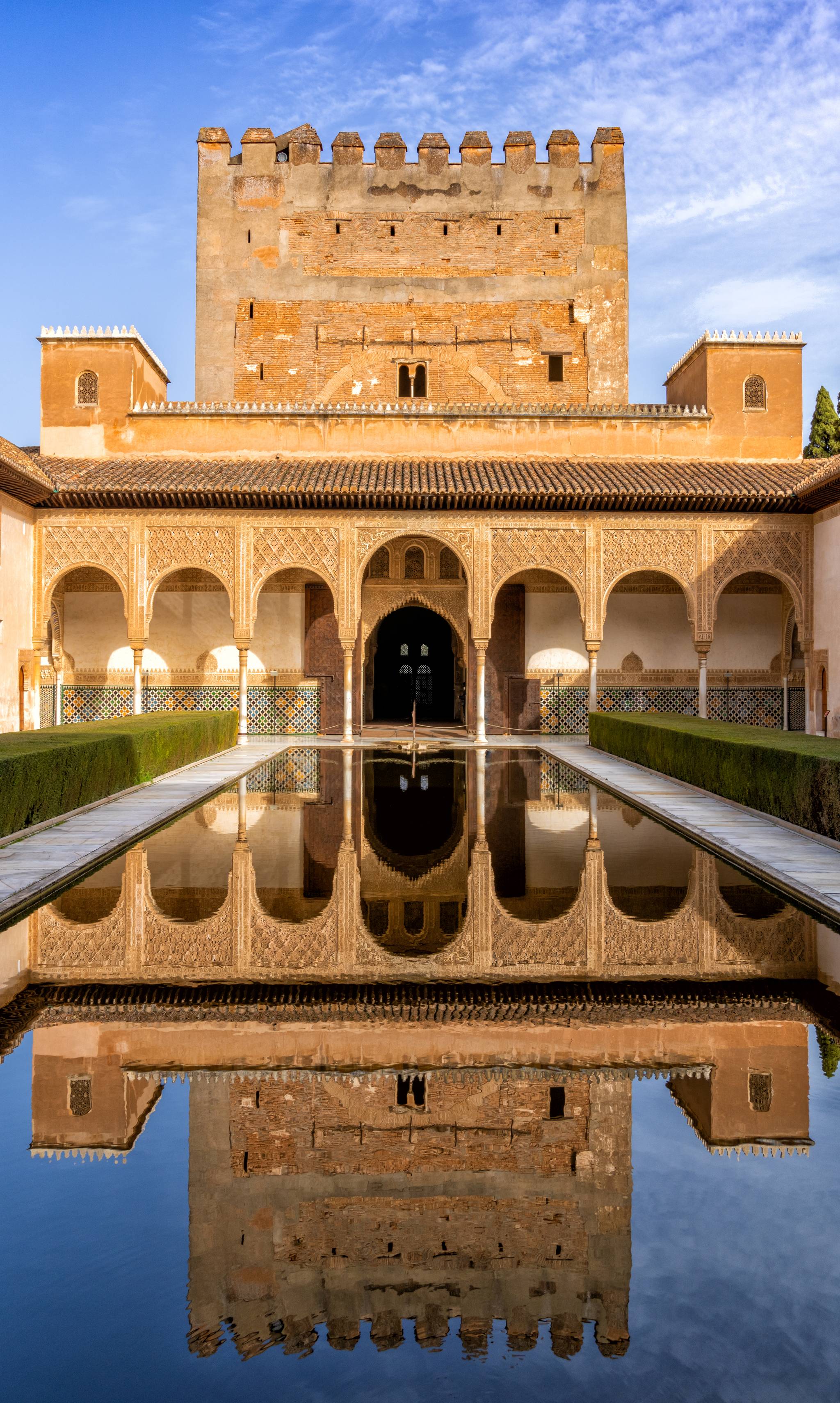 facciata di un palazzo storico a granada