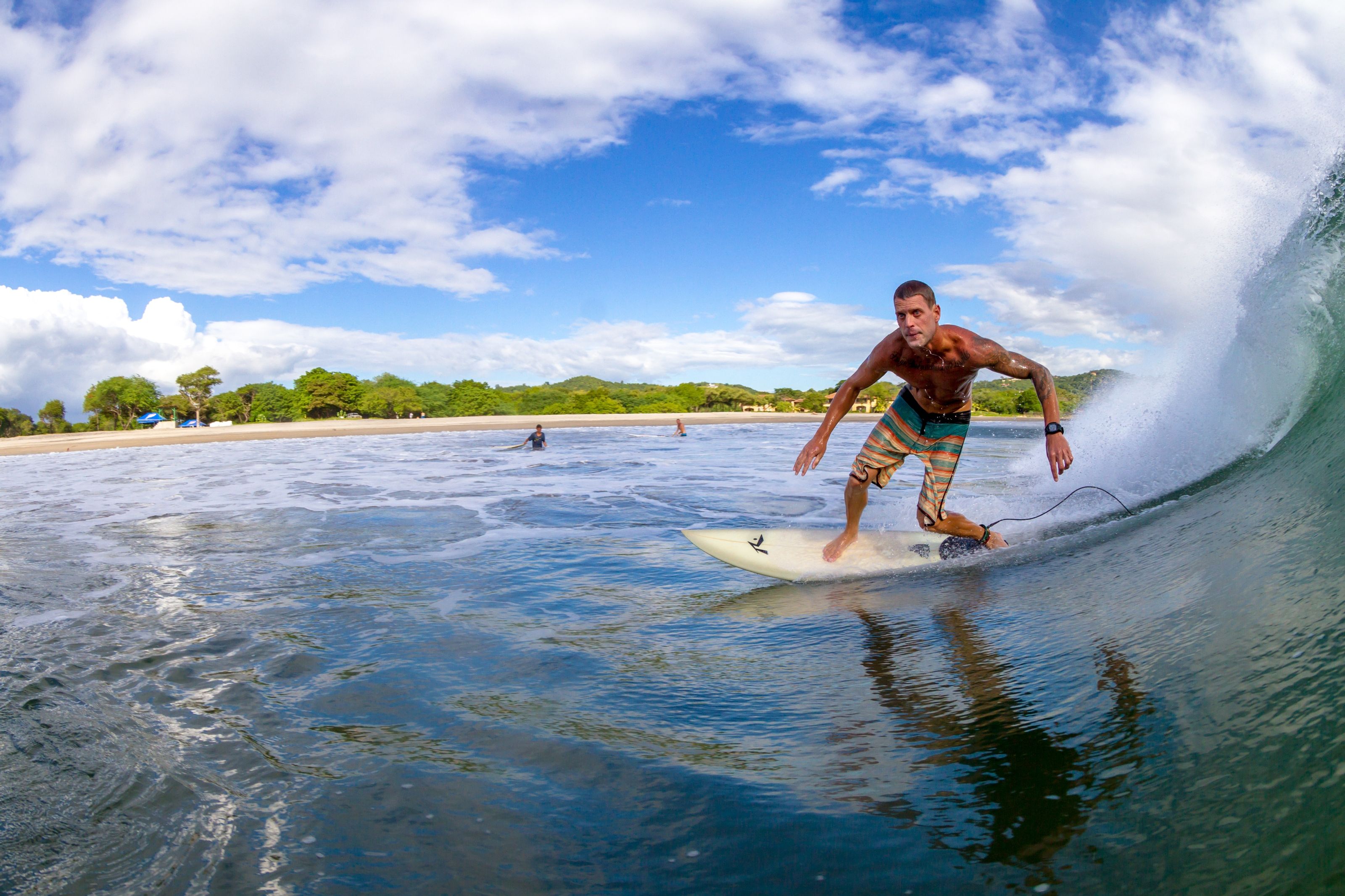 uomo che fa surf nella laguna de apoyo