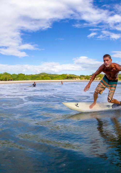 uomo che fa surf nella laguna de apoyo