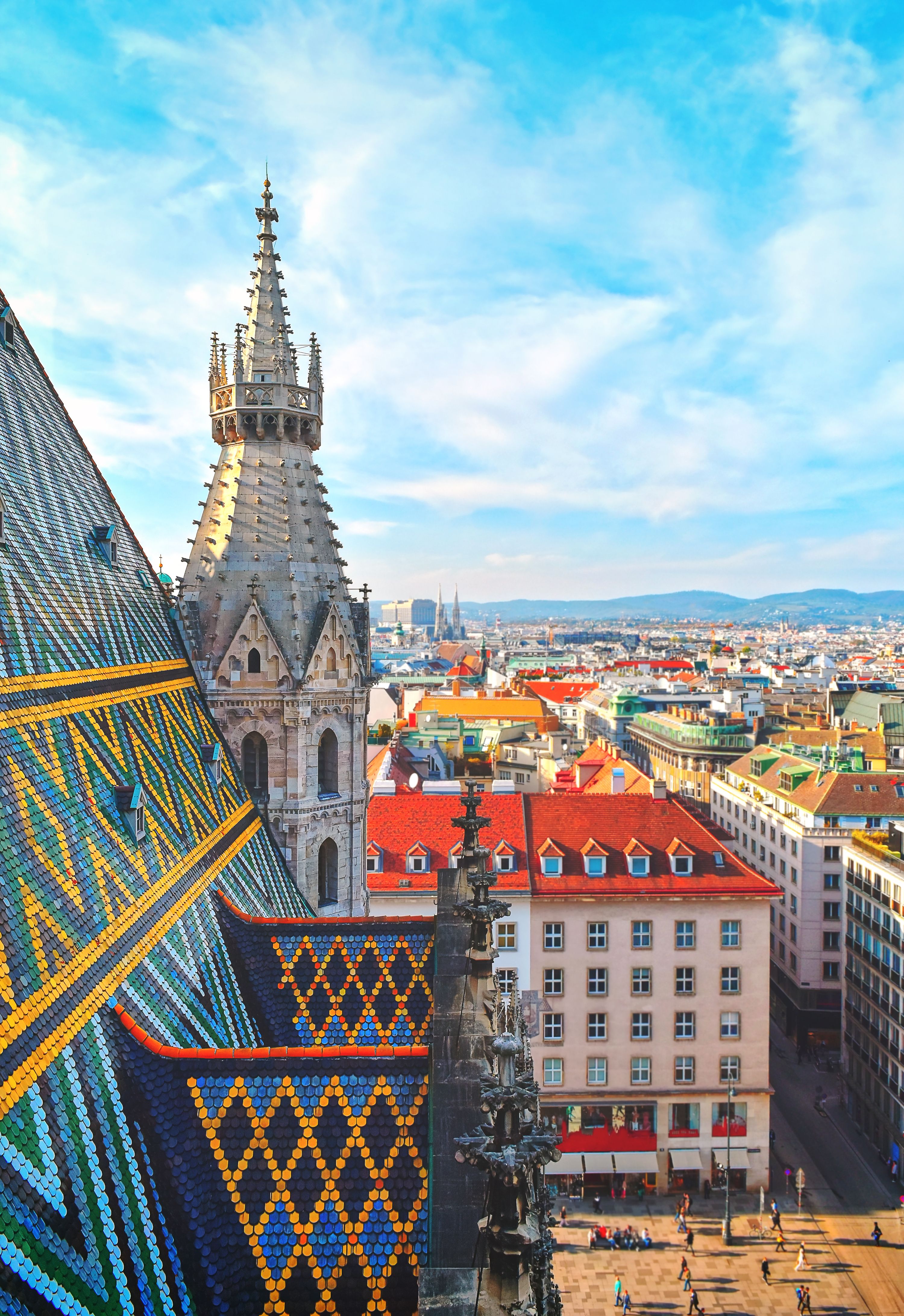 chiesa di vienna con tetto colorato