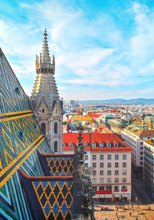 chiesa di vienna con tetto colorato