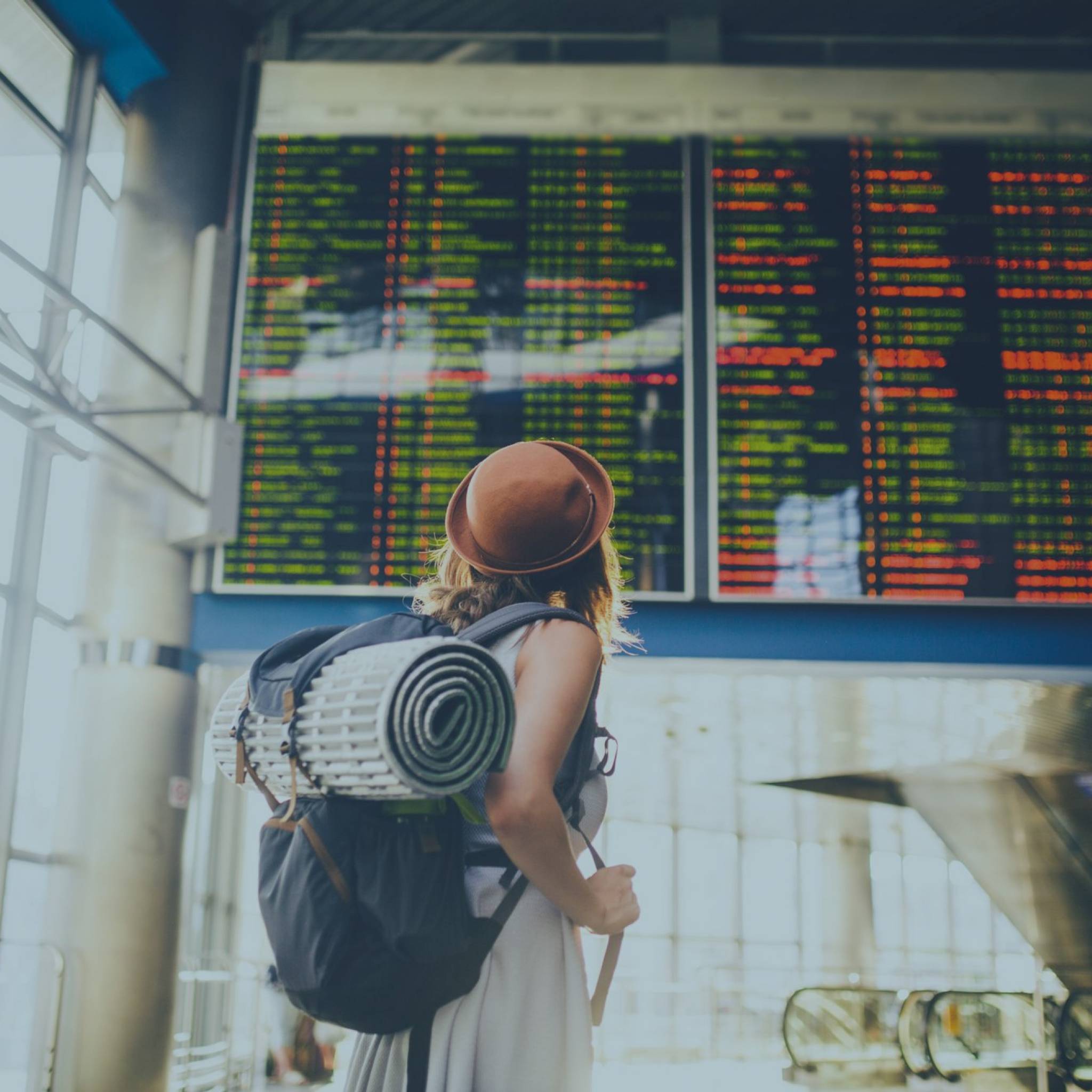 ragazza davanti a tabellone in aeroporto