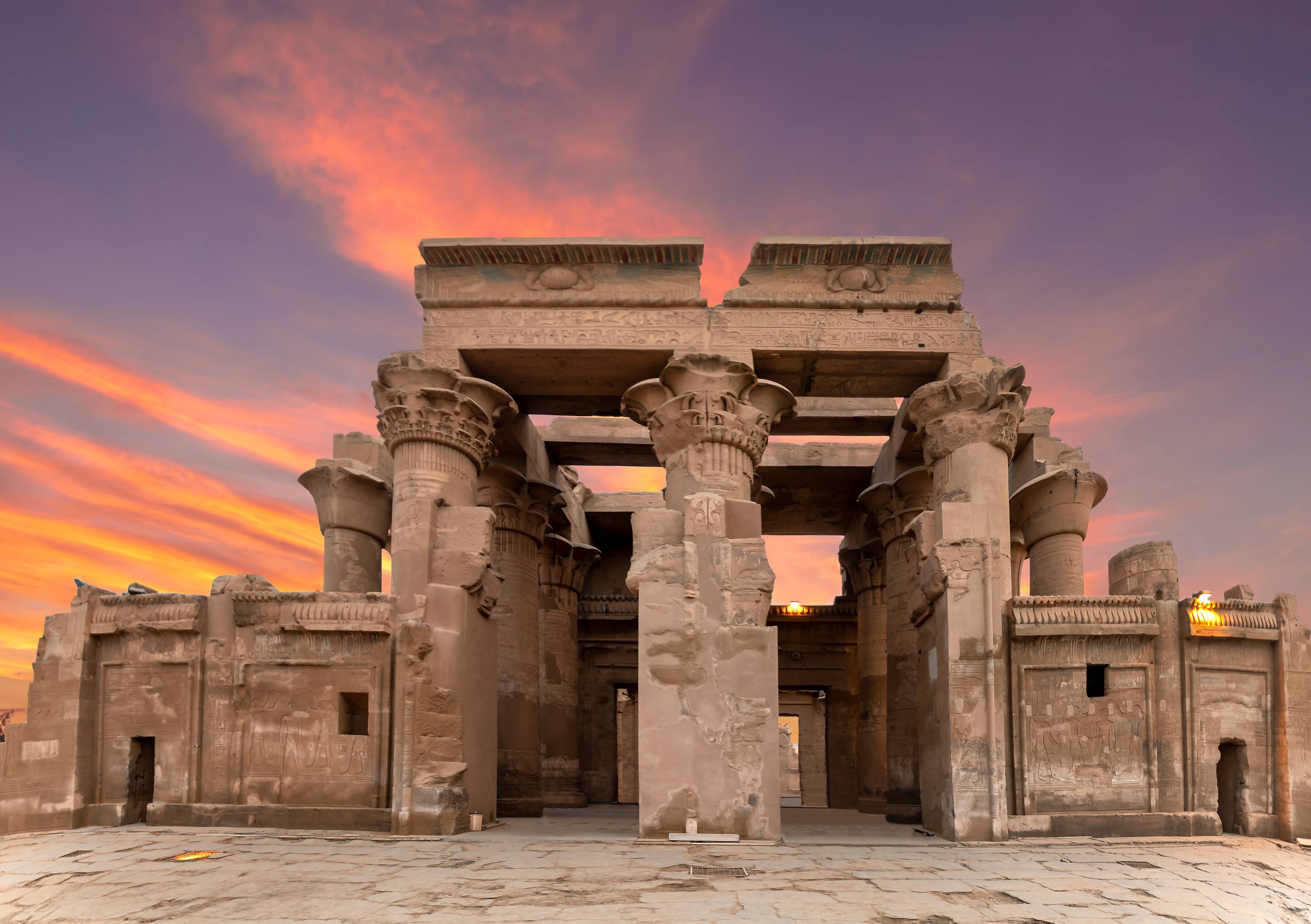 rovina egiziana al tramonto