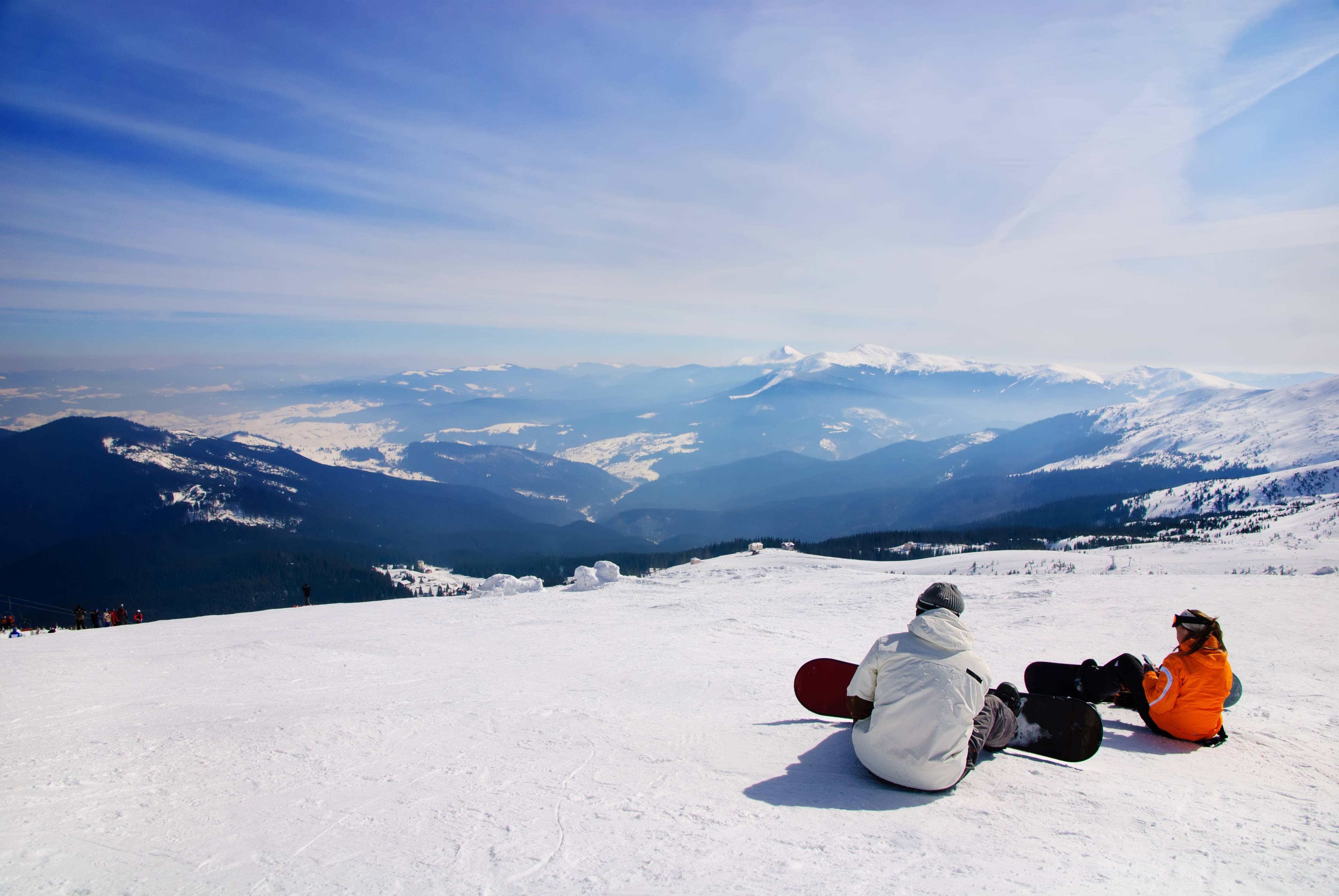 gruppo di sciatori su seggiovia in montagna