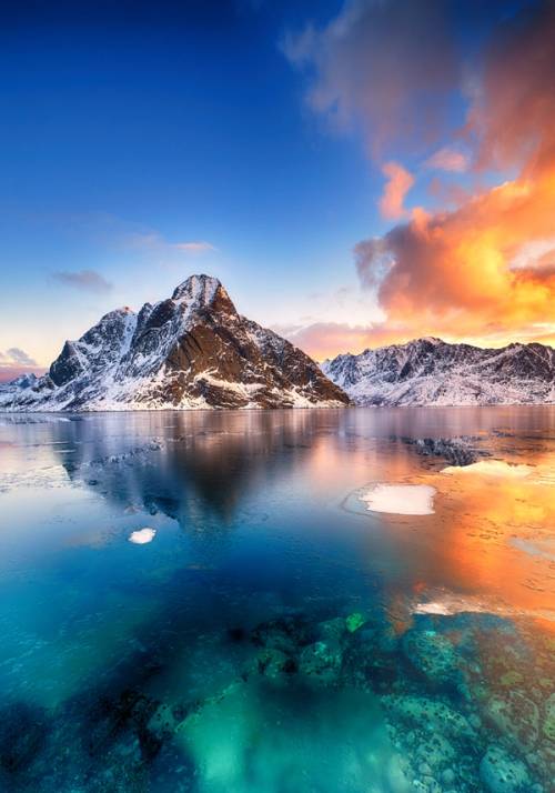 fiordo norvegese al tramonto