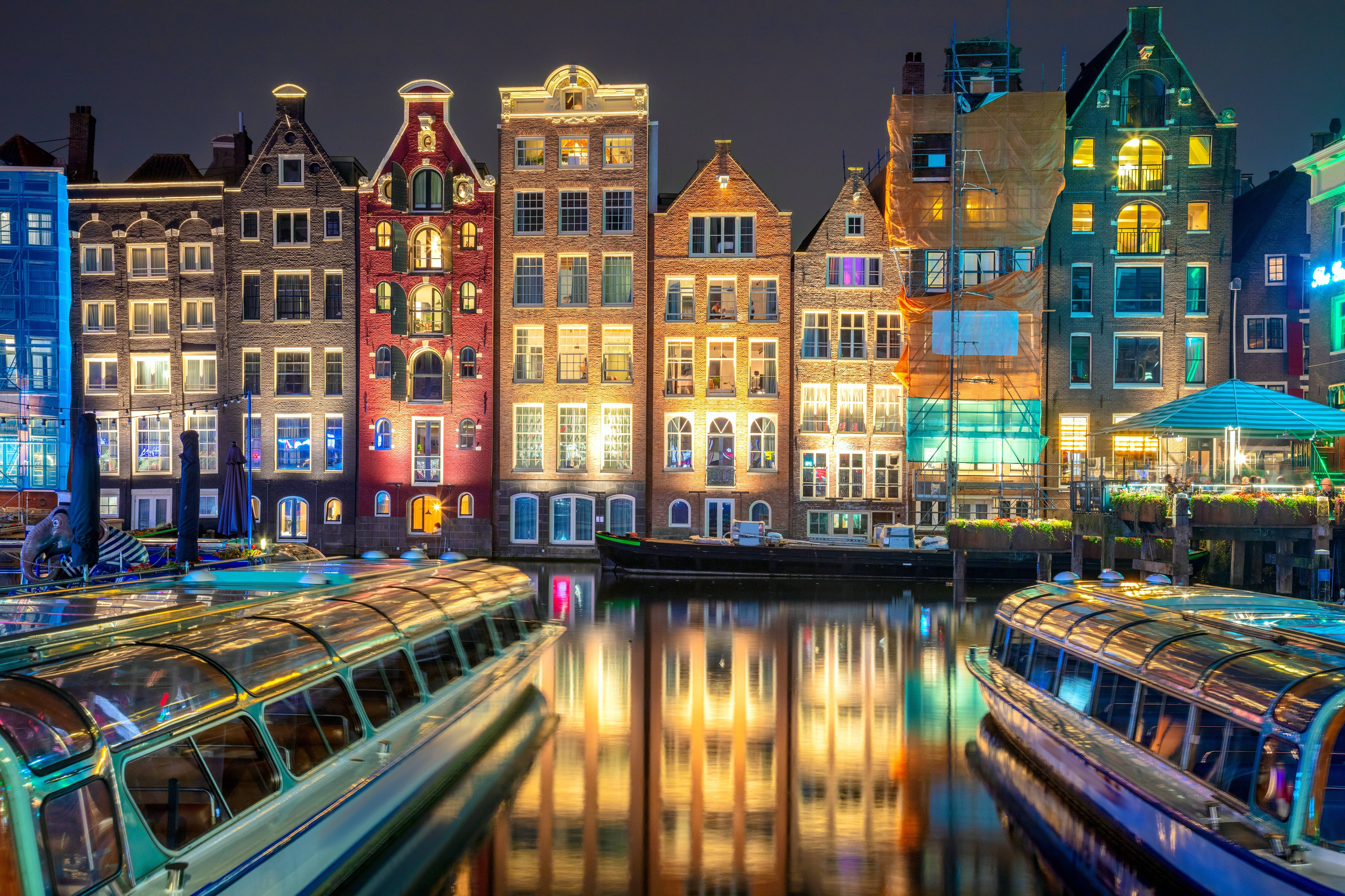 canali di amsterdam illuminati di notte