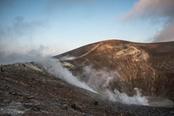 Cratere vulcano di Stromboli fumo