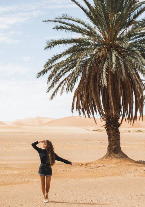 ragazza in un oasi con palma in algeria