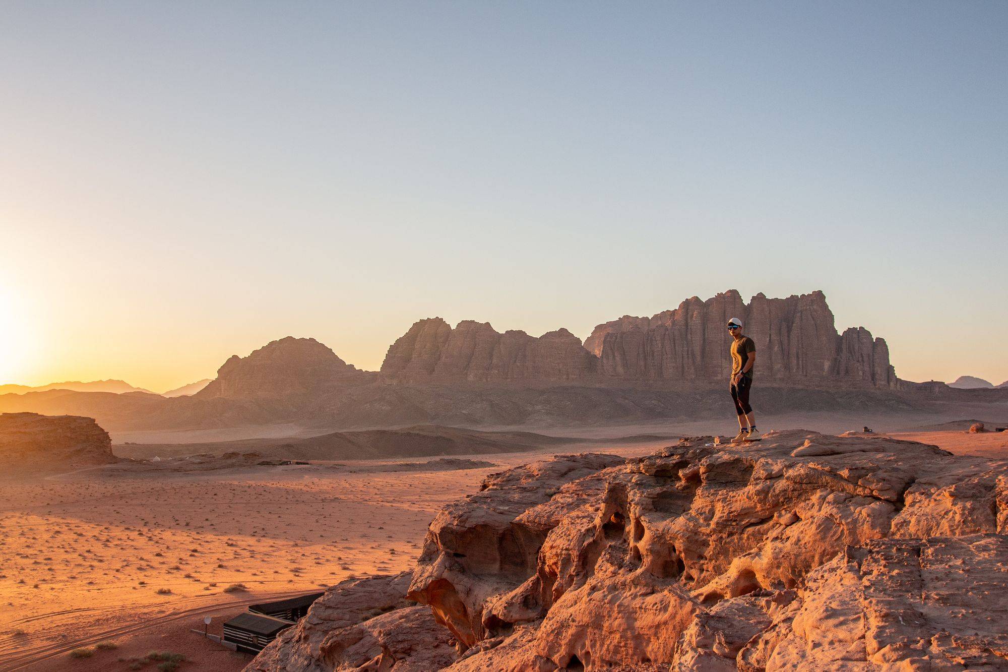 ragazzo nel deserto del wadi rum