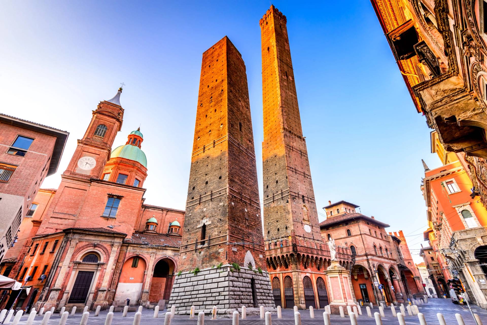 torri nel centro citta di bologna da dove parte la via degli dei