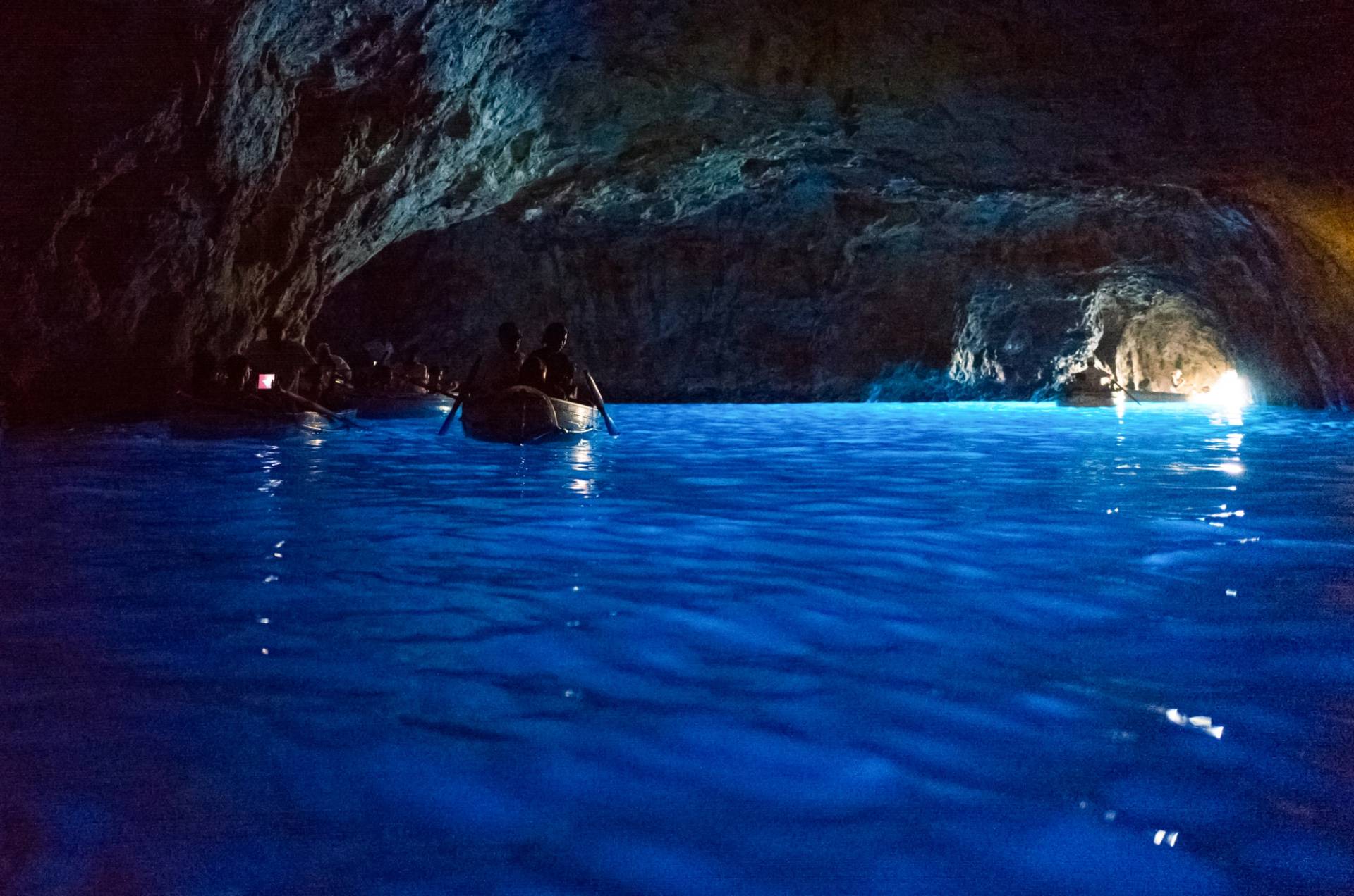 barche nella grotta azzurra a capri