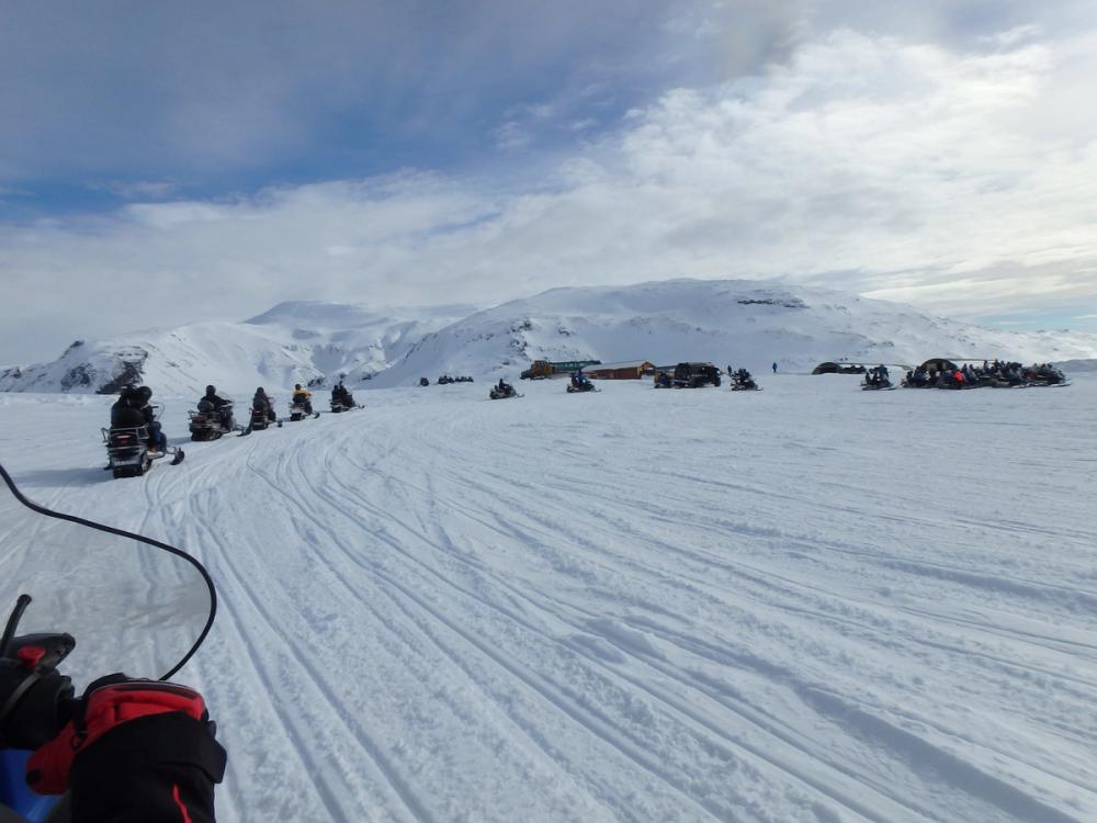 gruppo di persone in motoslitta sul ghiacciaio in islanda