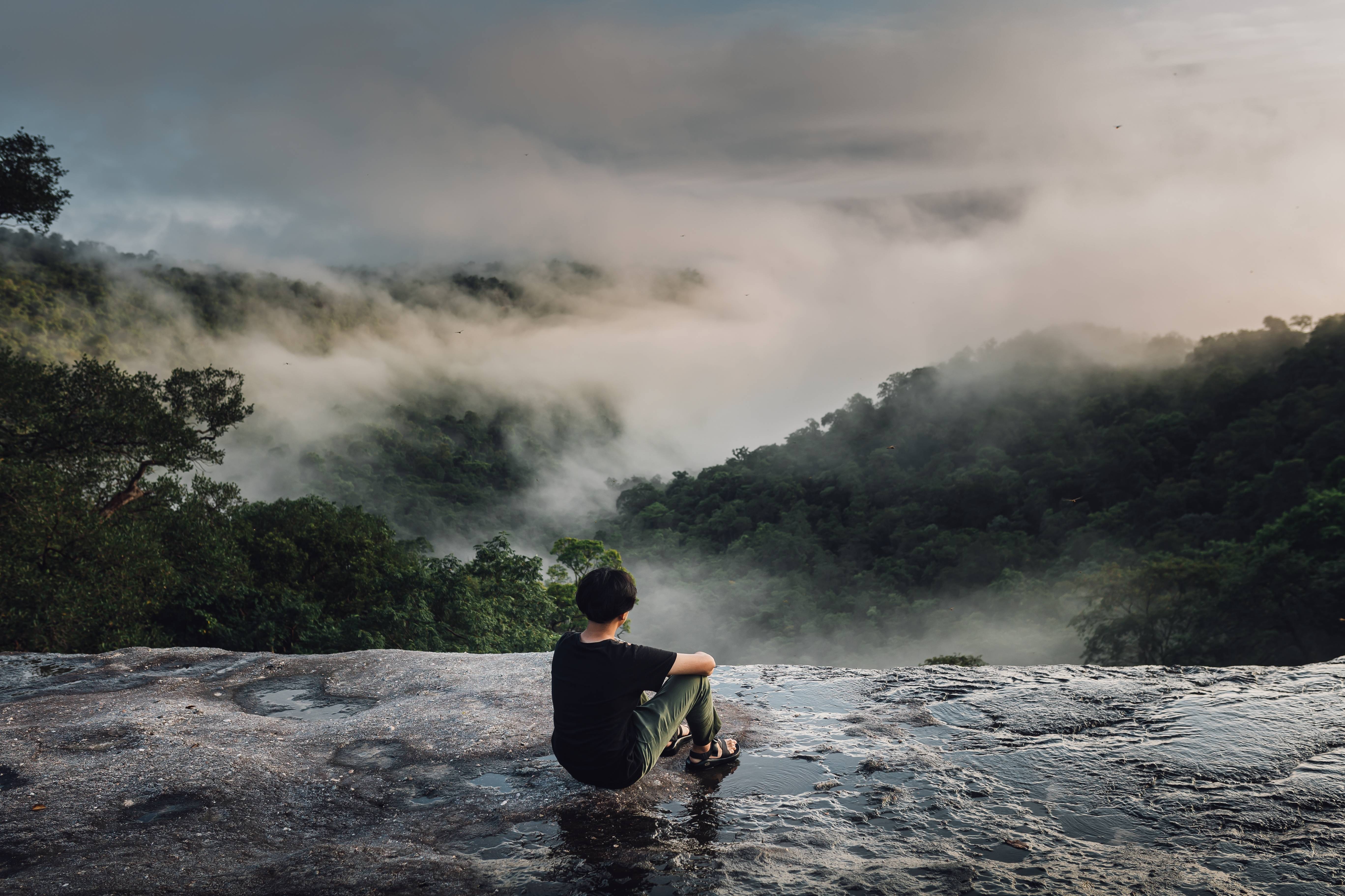 turista su cascate in laos