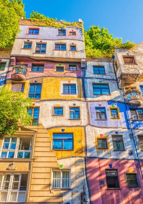 foto di coppia sulla scogliera in norvegia