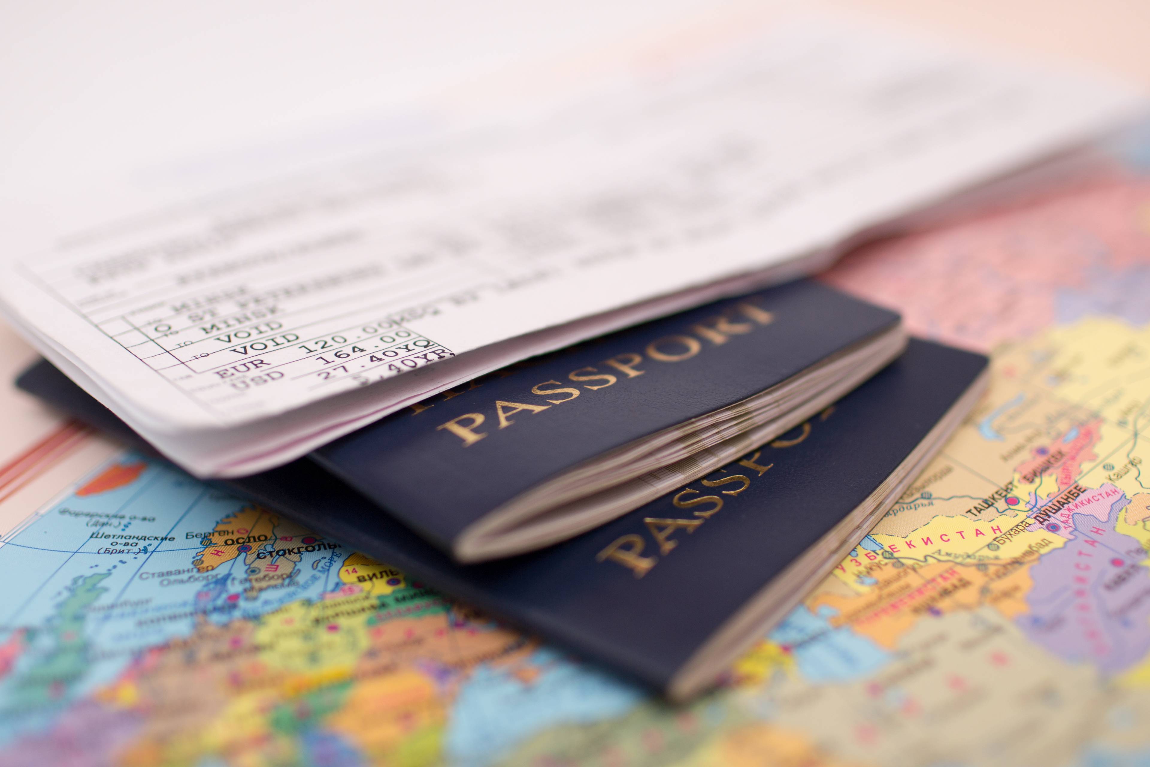 passaporti sopra mappa del mondo