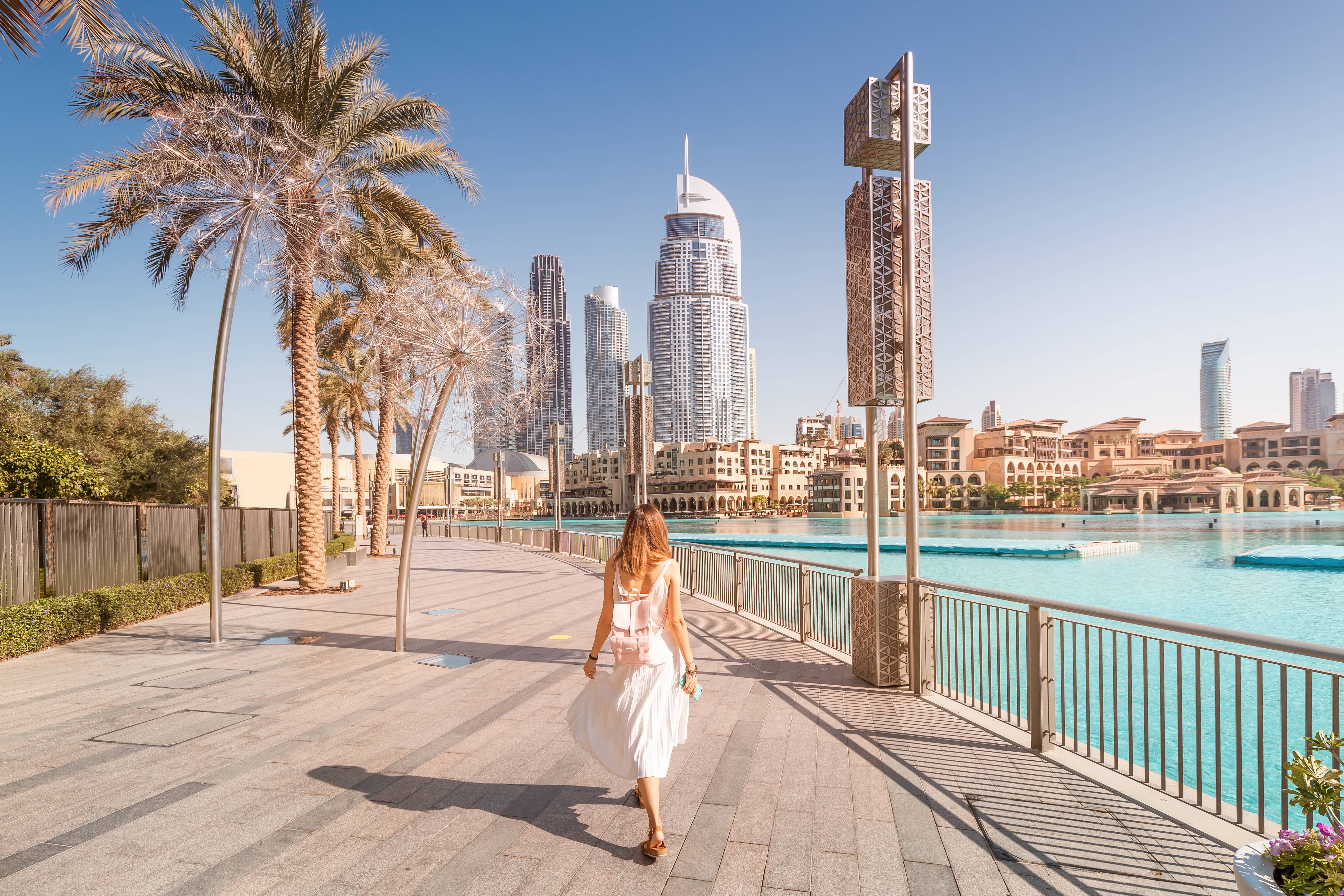 donna passeggia per le strade di dubai