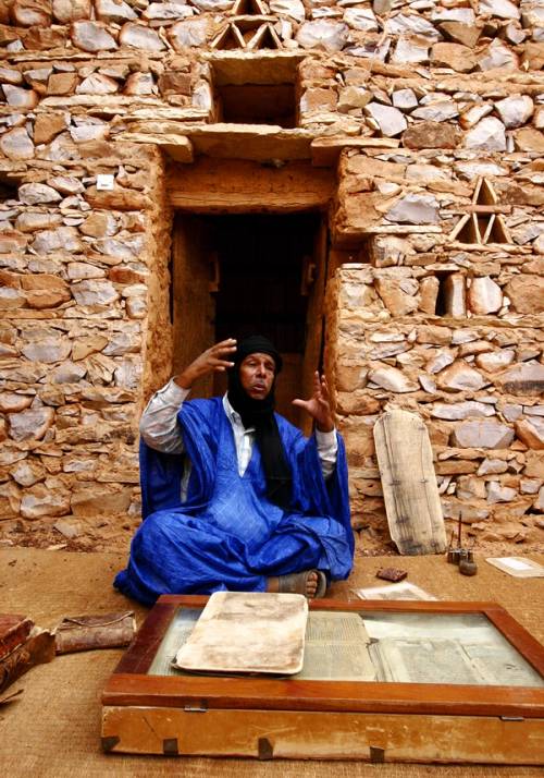 uomo nelle biblioteche del deserto in mauritania